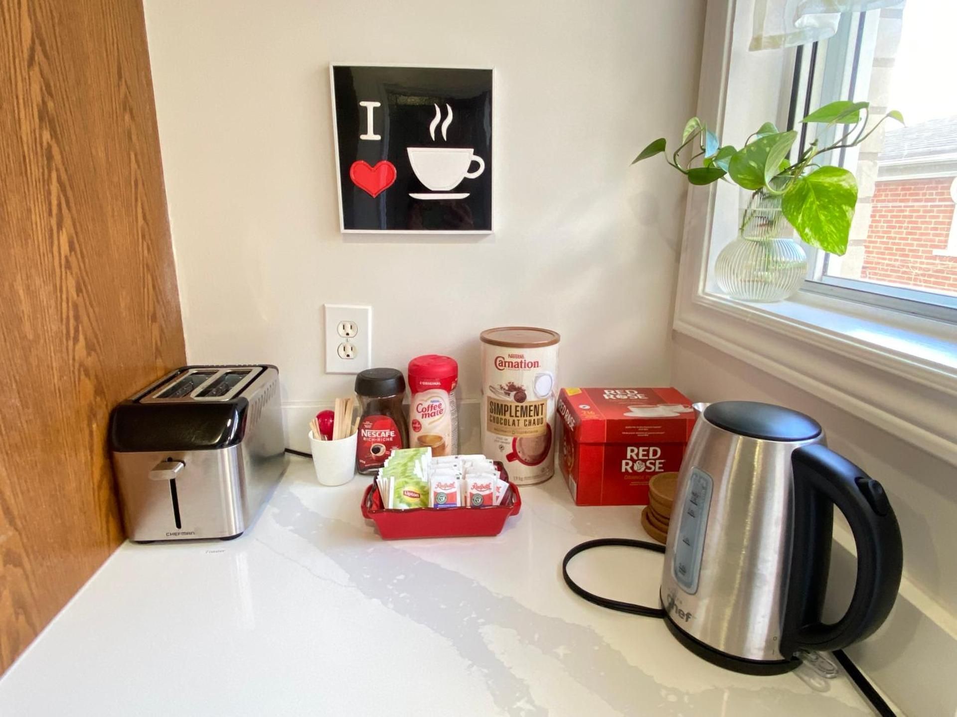 Sunny House - Main Floor, Free parking, in Toronto