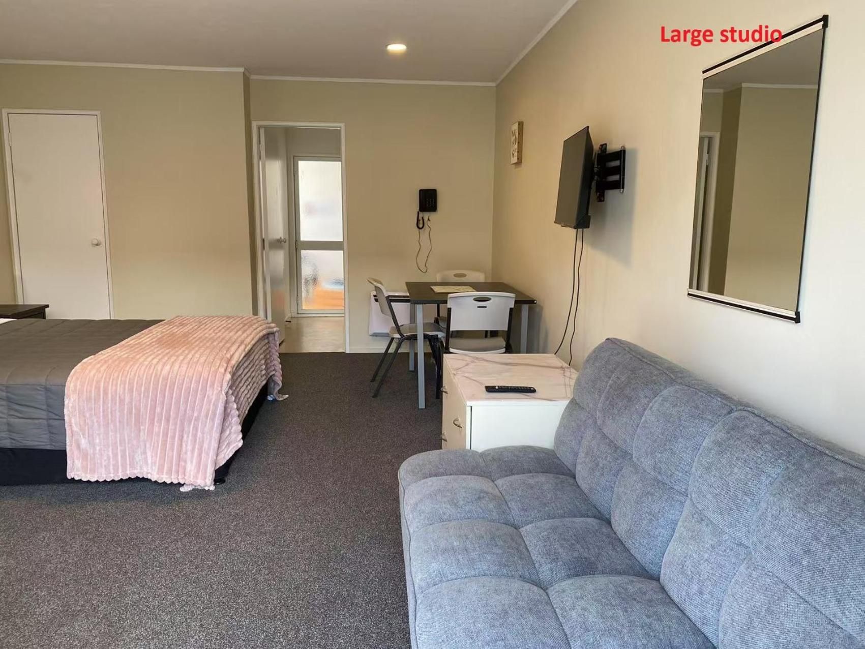 Malones Spa Motel Large Studio with Hot Tub 3