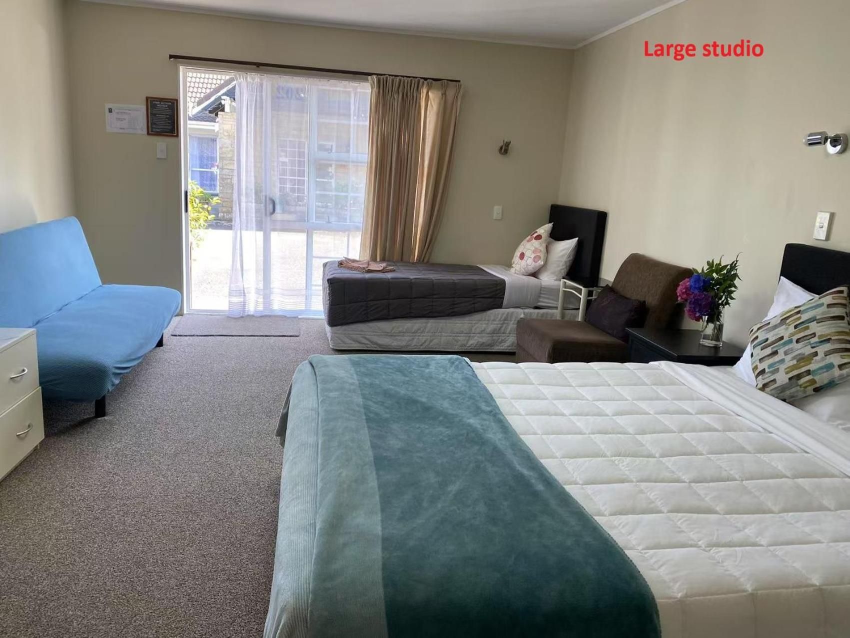 Malones Spa Motel Large Studio with Hot Tub 2