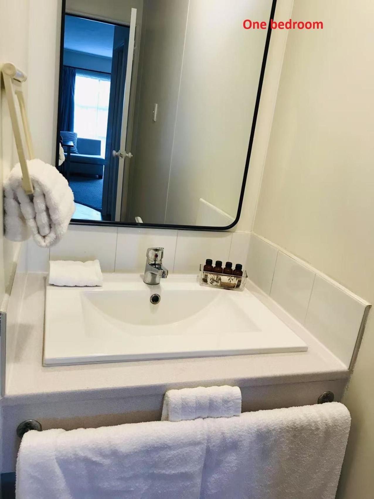 Malones Spa Motel One-Bedroom Apartment with Hot Tub 3