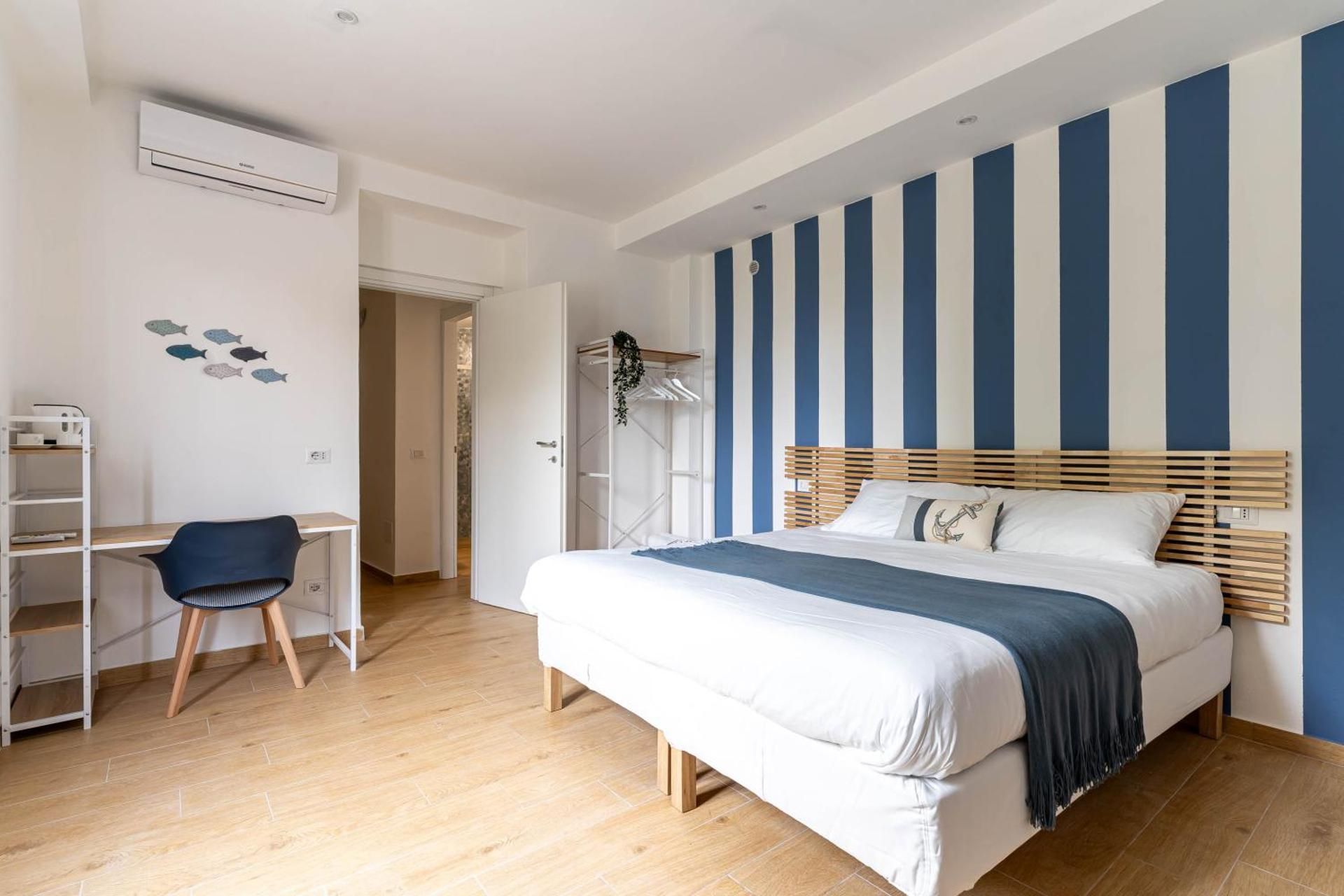 Como Lake Chic Retreat - Lake View - Self Checkin Family Room with Lake View