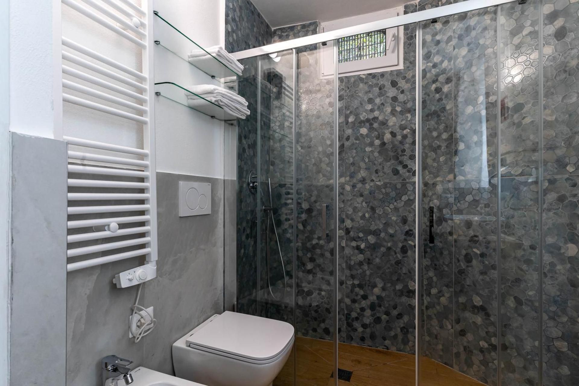 Como Lake Chic Retreat - Lake View - Self Checkin Family Room with Lake View 3