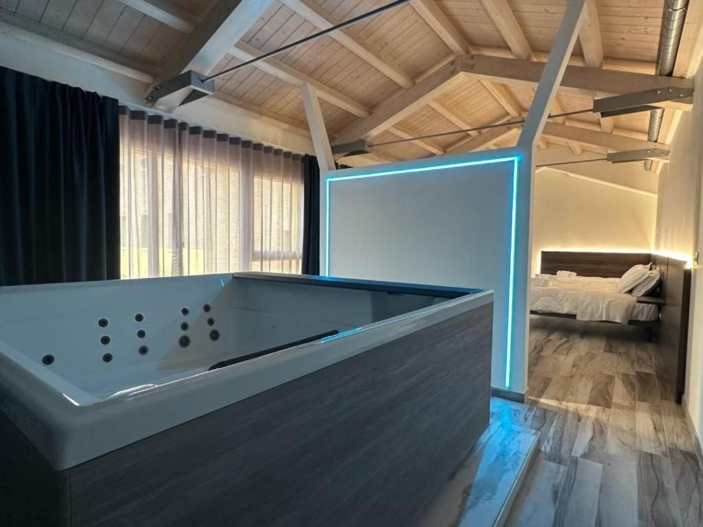 Royal Garden luxury rooms Double Room with Spa Bath 3