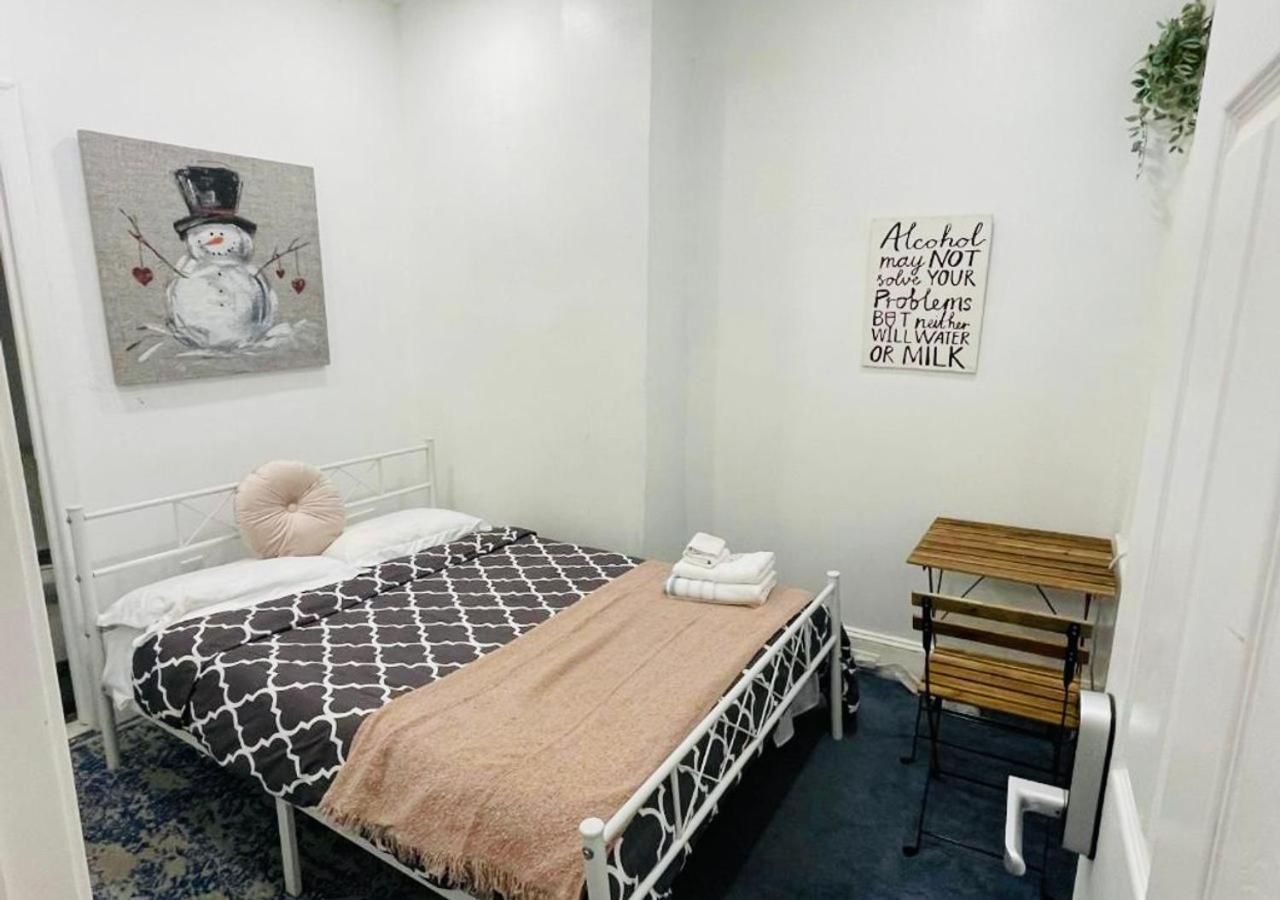 Oui on Ludlow - Entire House and Private Rooms in University City