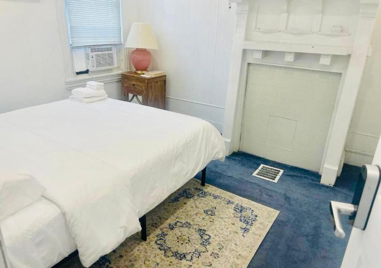 Oui on Ludlow - Entire House and Private Rooms in University City Double Room with Private Bathroom 5