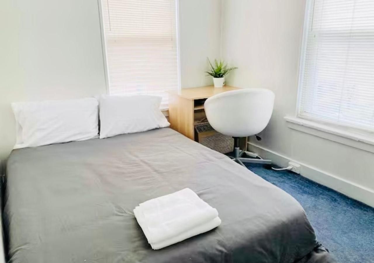 Oui on Ludlow - Entire House and Private Rooms in University City Queen Room with Shared Bathroom