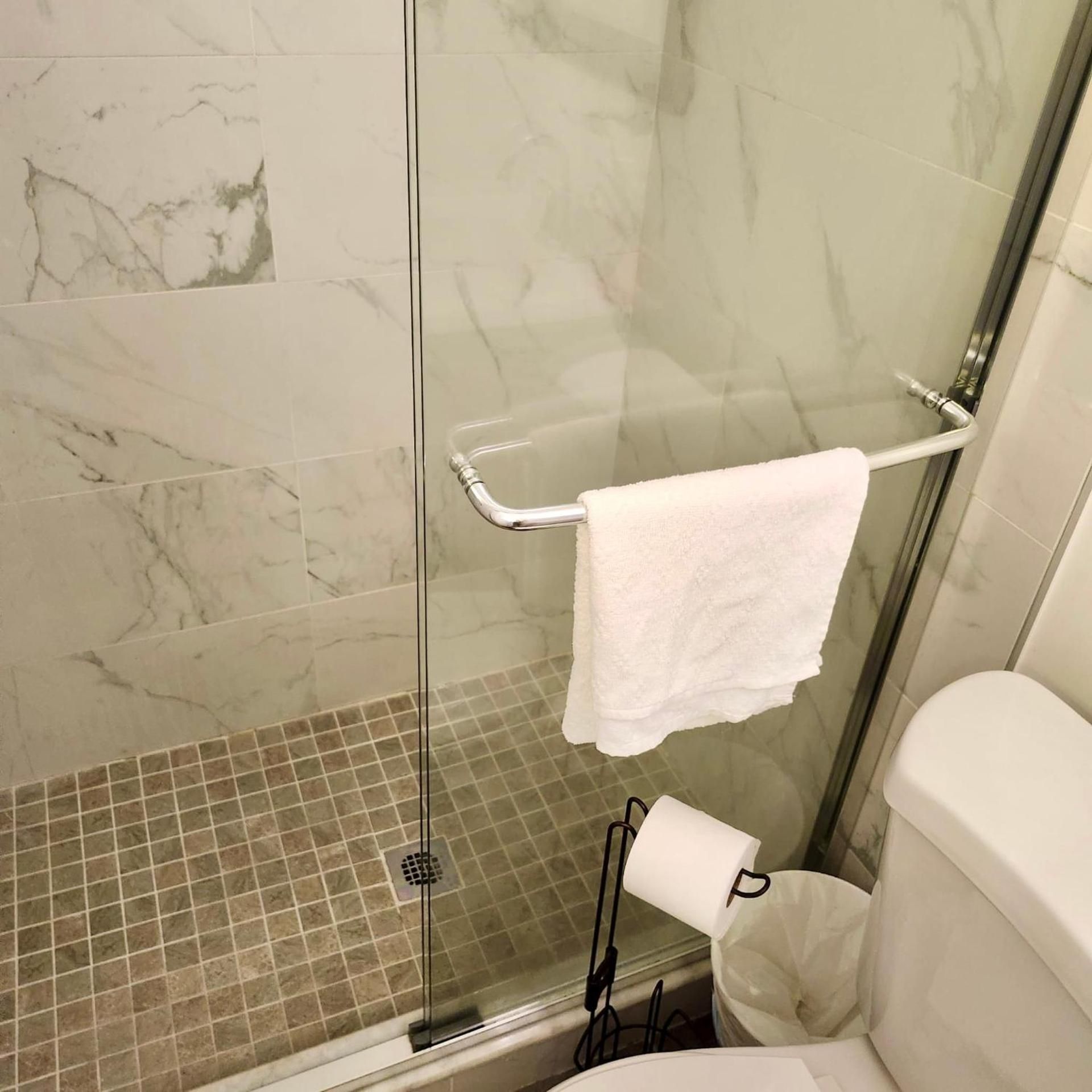 Oui on Ludlow - Entire House and Private Rooms in University City Double Room with Private Bathroom 7