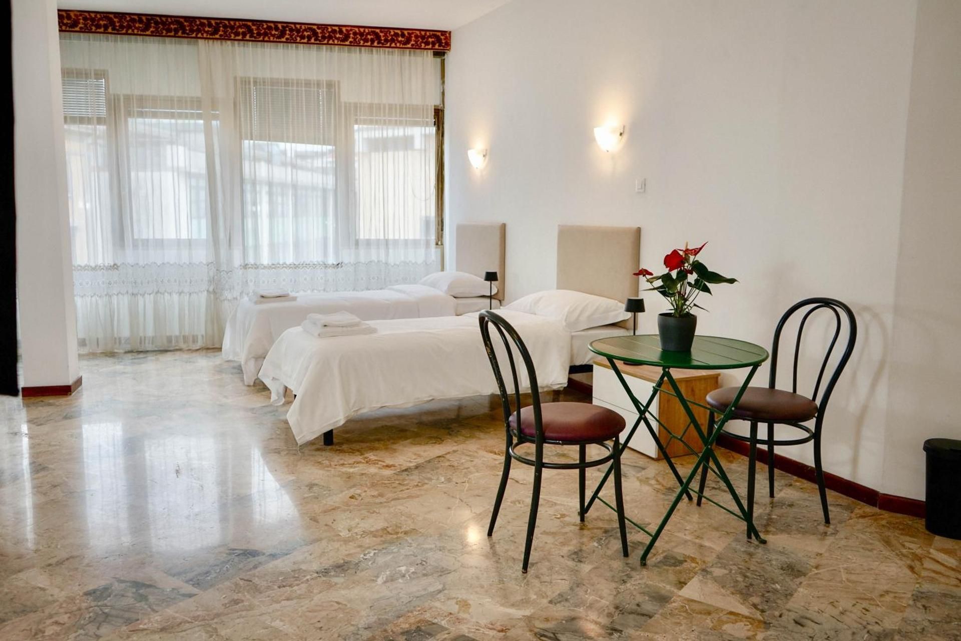 Residence Foscolo Family Room with Shared Bathroom 3