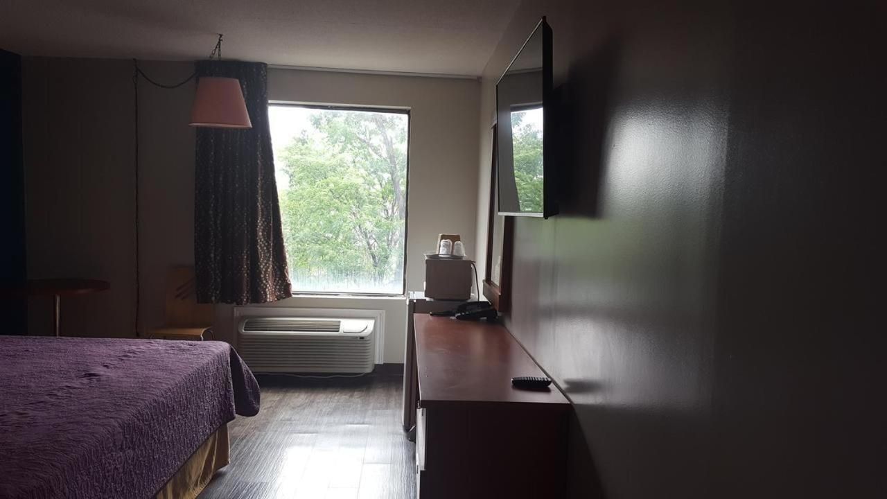 Avenue Motel Queen Room - Non-Smoking 3