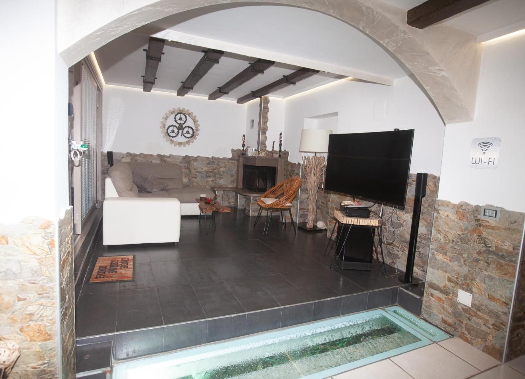 Shared lounge/TV area