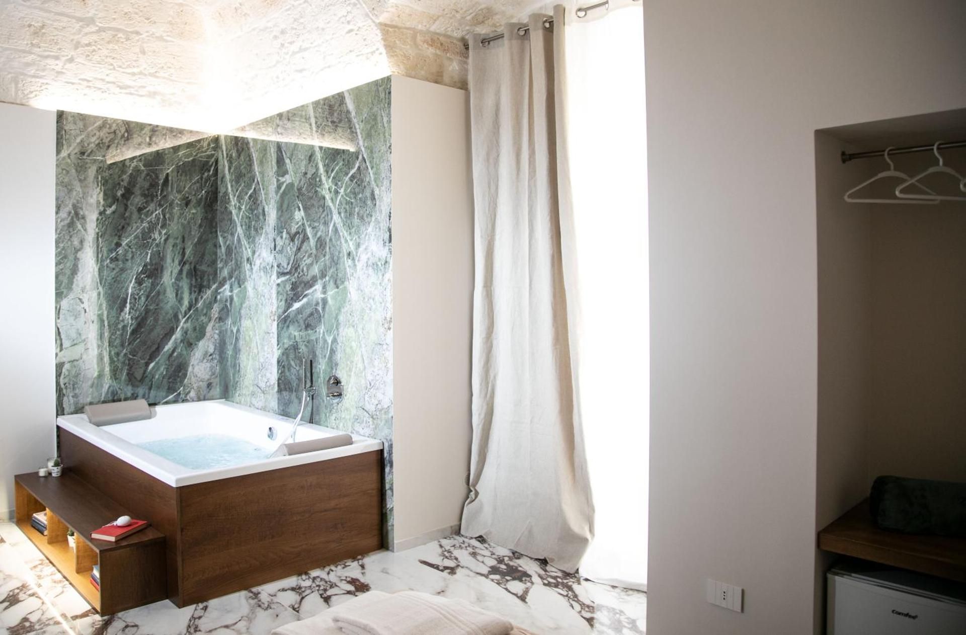 Queen Room with Spa Bath