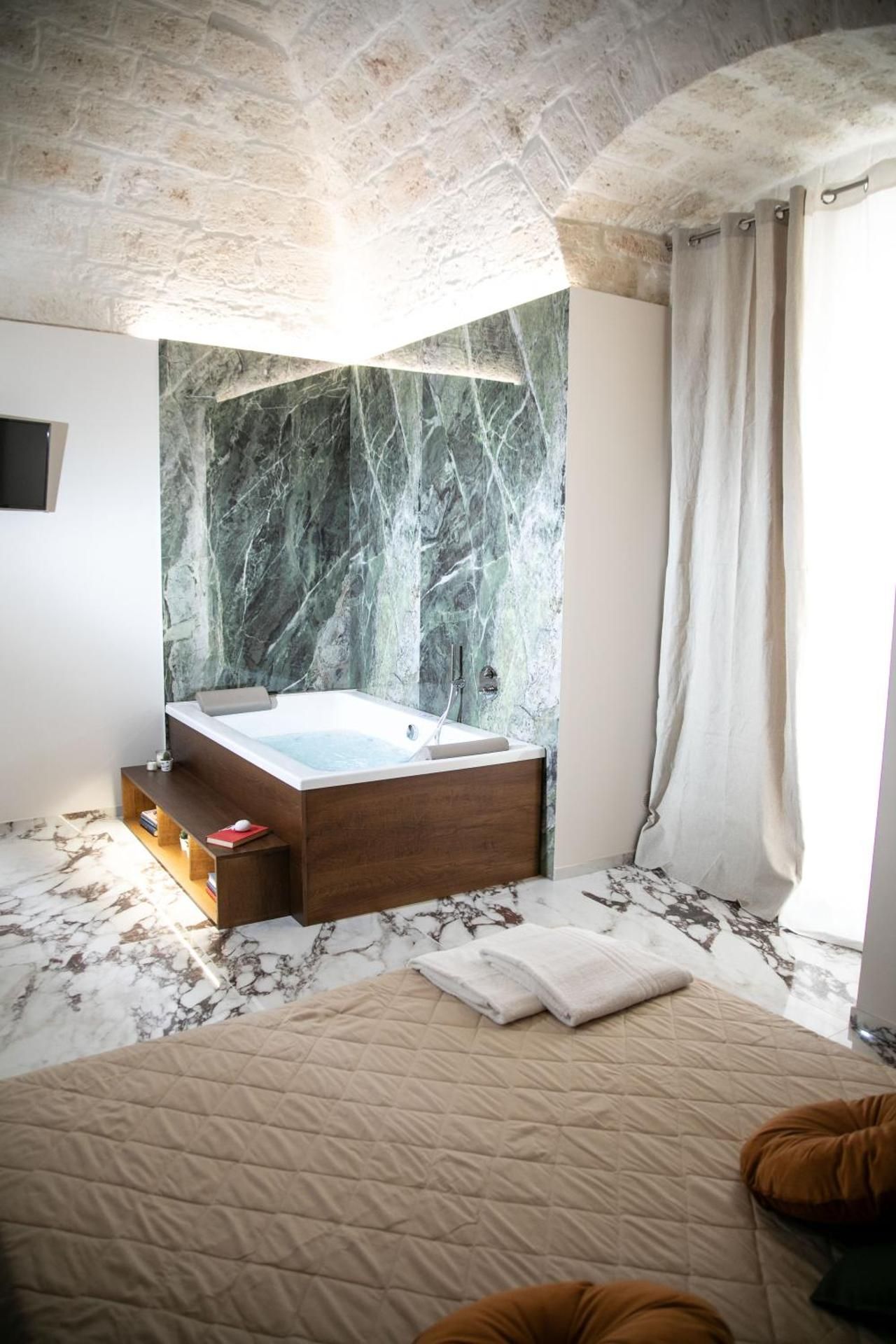 Queen Room with Spa Bath