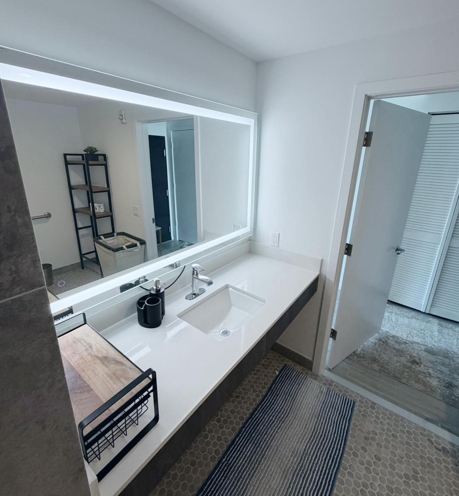 Luxe Ventures Miami Queen Studio - Disability Access 2