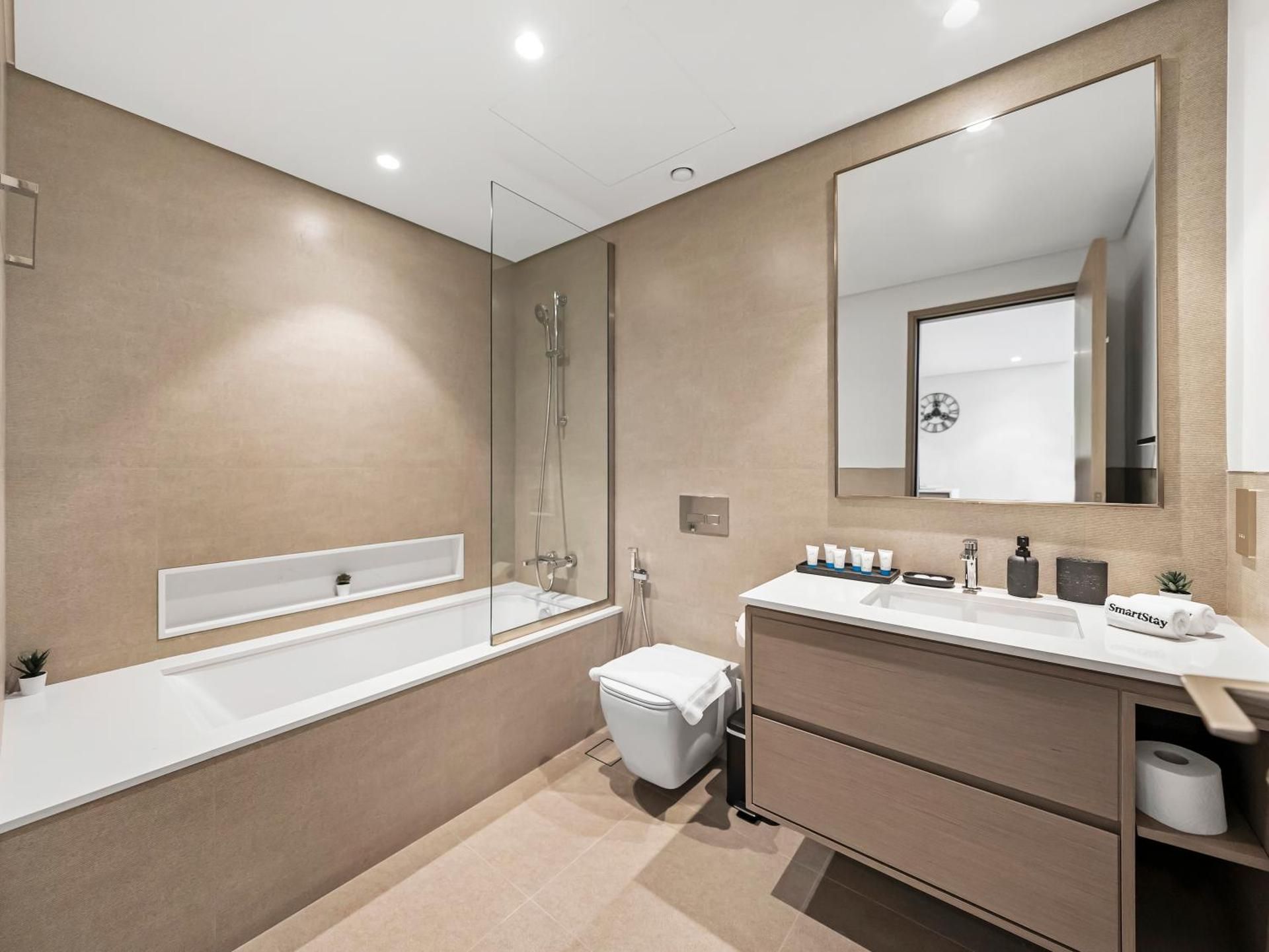 SmartStay at Grande Signature - Downtown Dubai City Views - Brand New Luxury Apartments