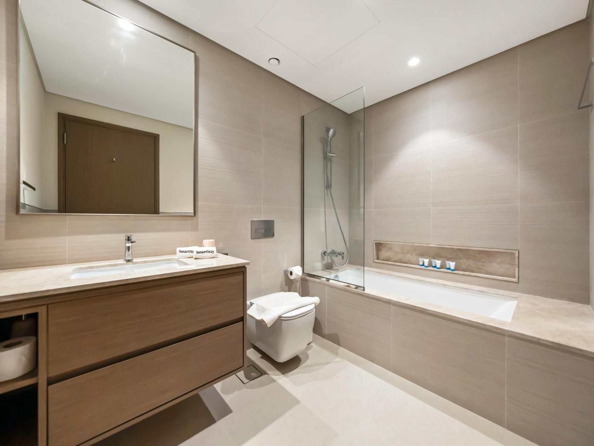 SmartStay at Grande Signature - Downtown Dubai City Views - Brand New Luxury Apartments