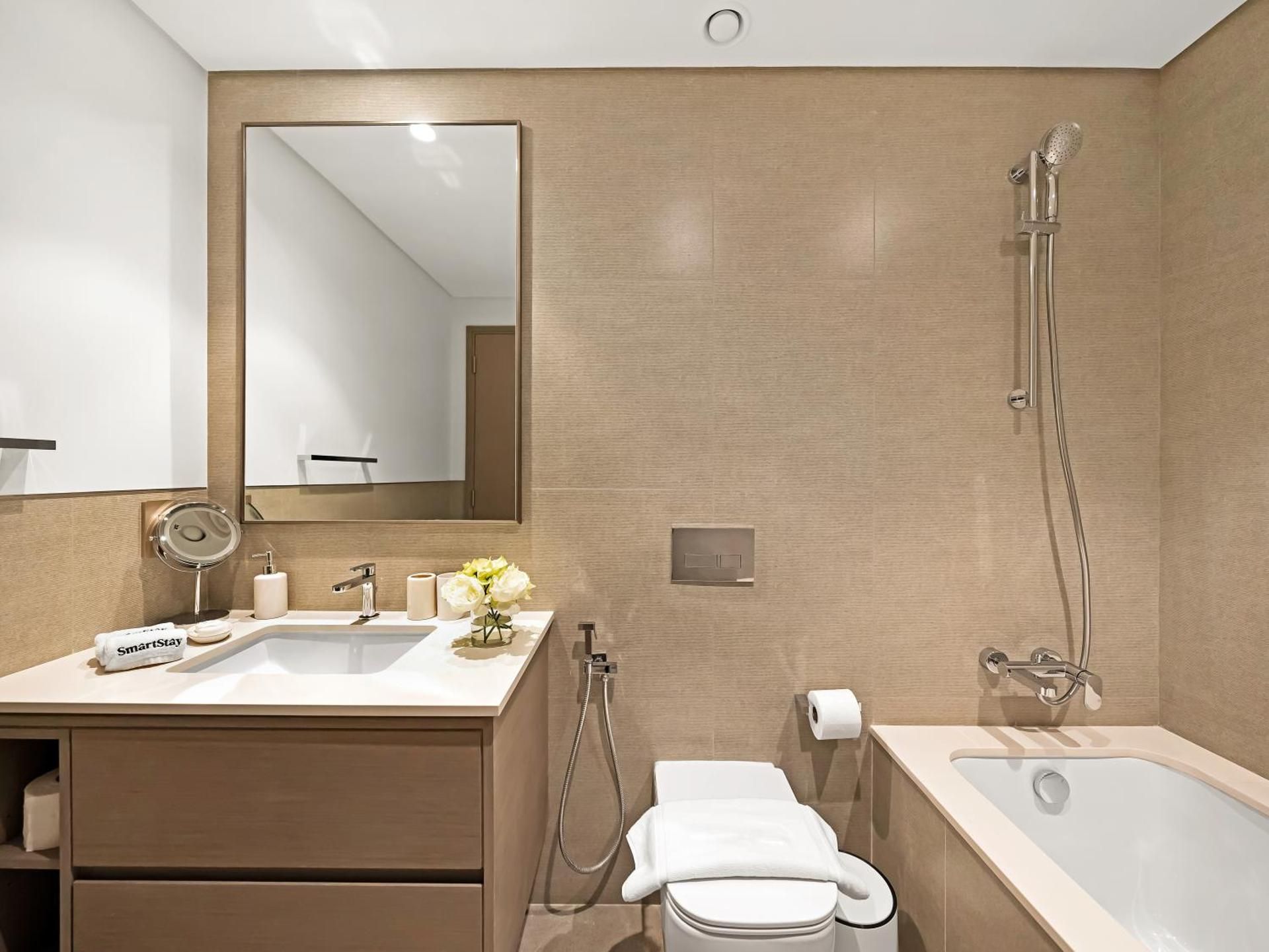 SmartStay at Grande Signature - Downtown Dubai City Views - Brand New Luxury Apartments