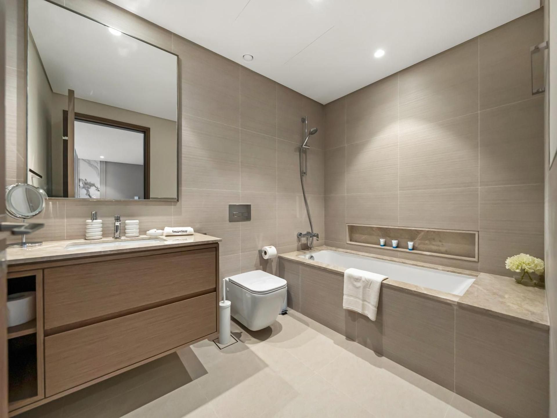 SmartStay at Grande Signature - Downtown Dubai City Views - Brand New Luxury Apartments