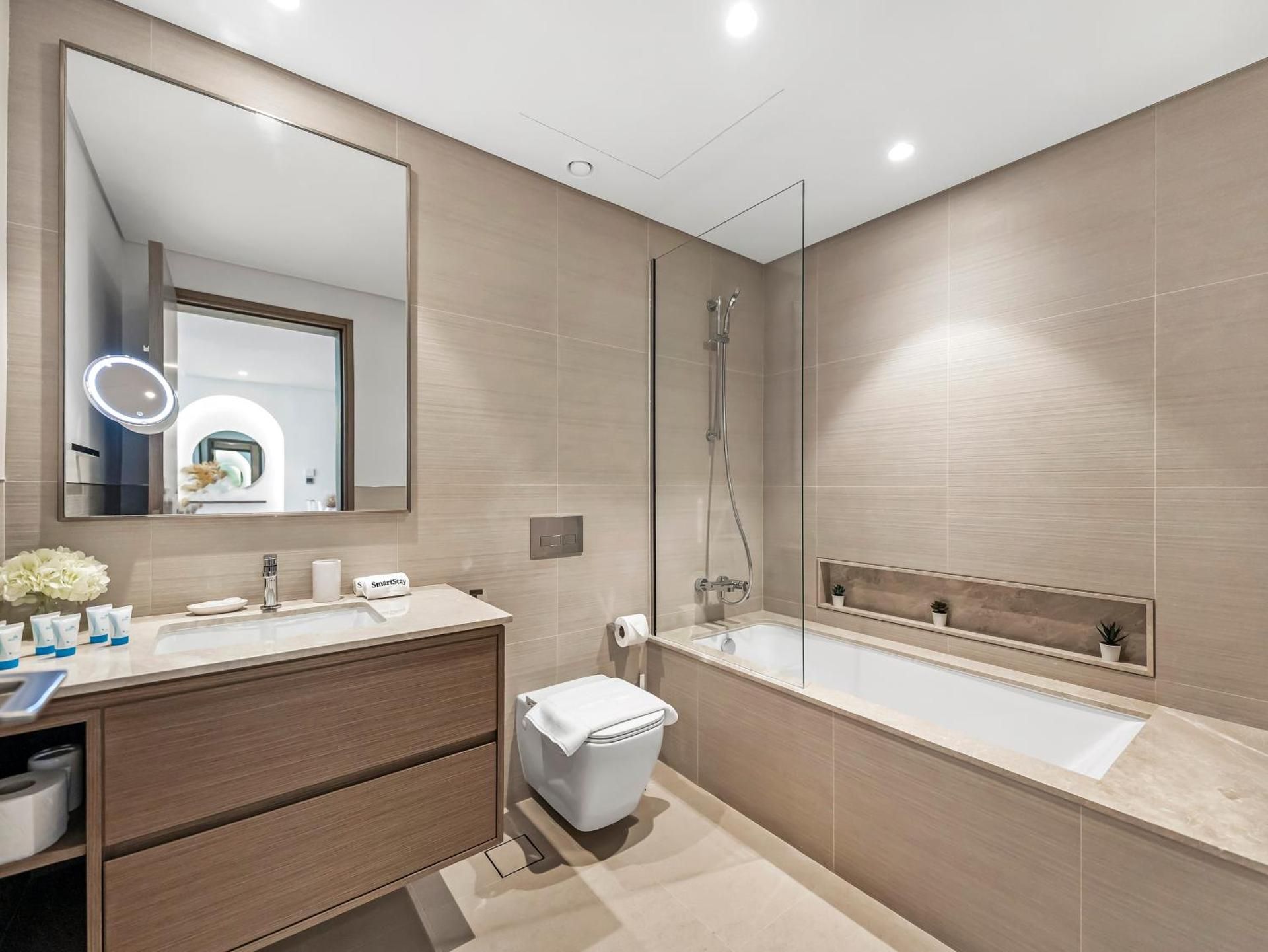 SmartStay at Grande Signature - Downtown Dubai City Views - Brand New Luxury Apartments