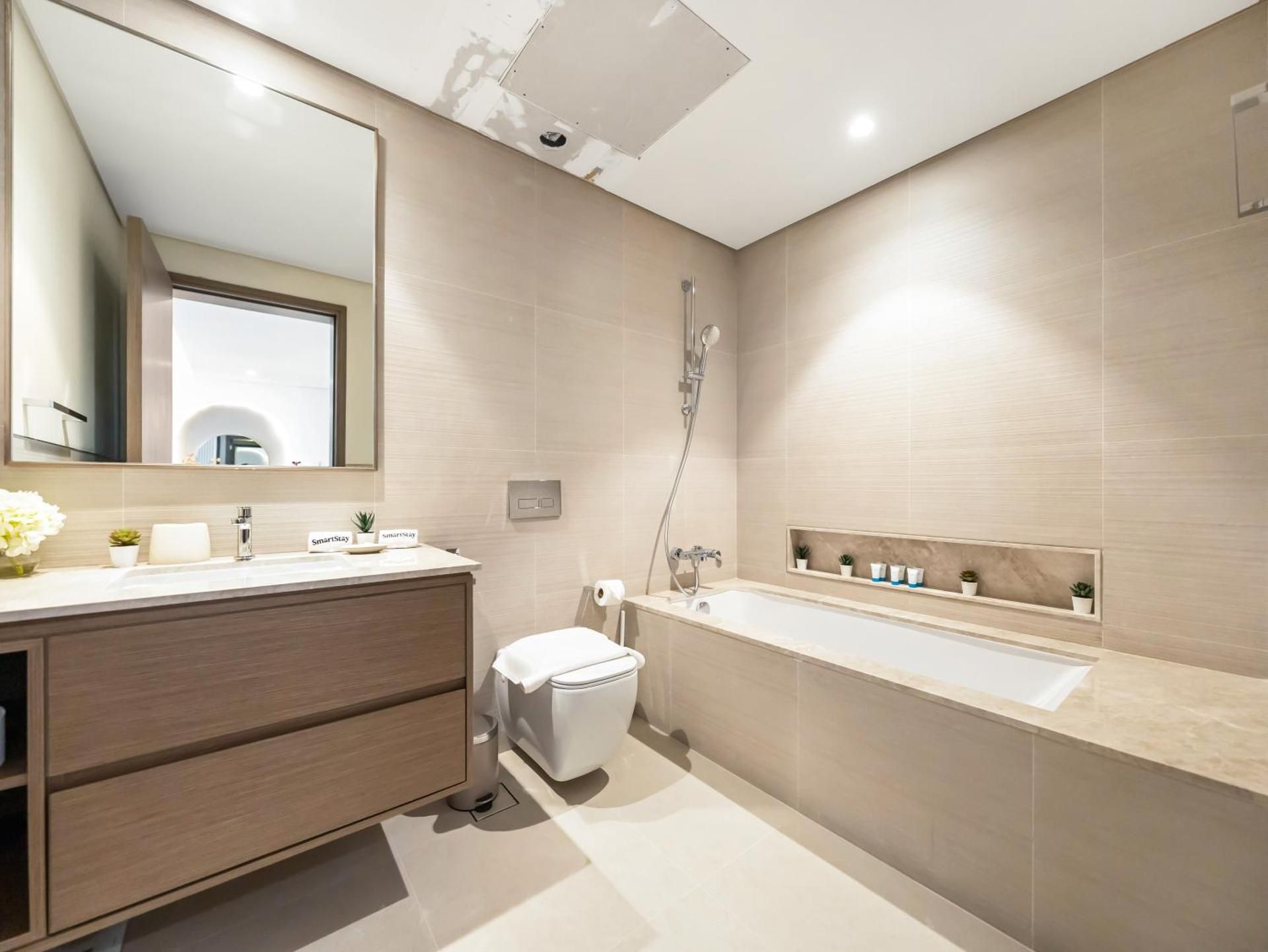 SmartStay at Grande Signature - Downtown Dubai City Views - Brand New Luxury Apartments