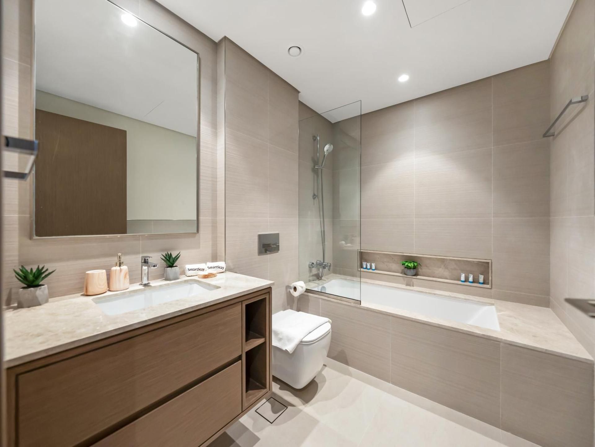 SmartStay at Grande Signature - Downtown Dubai City Views - Brand New Luxury Apartments