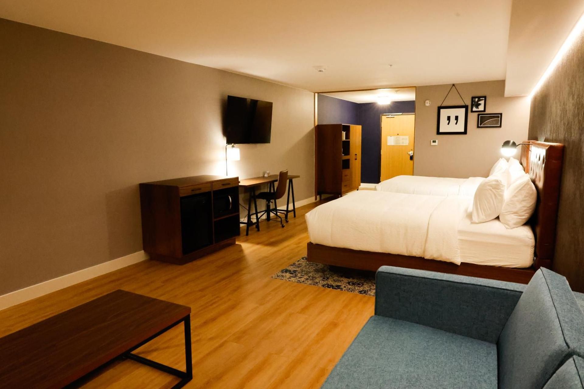 Four Points by Sheraton Austin Airport Superior Queen Room with Two Queens and One Sofa Bed 2