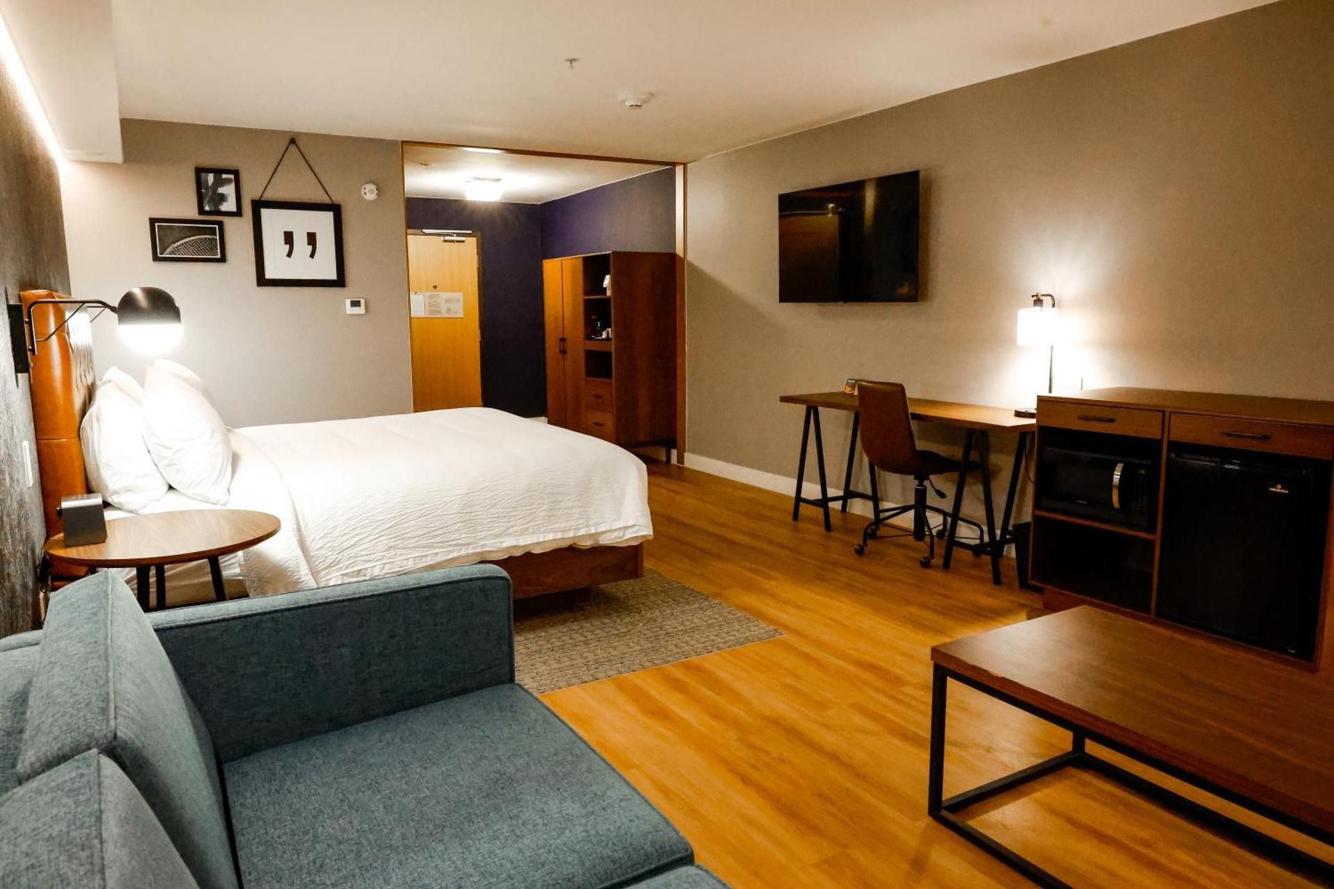 Superior King Room with Sofa Bed - Mobility Accessible w/Roll In Shower