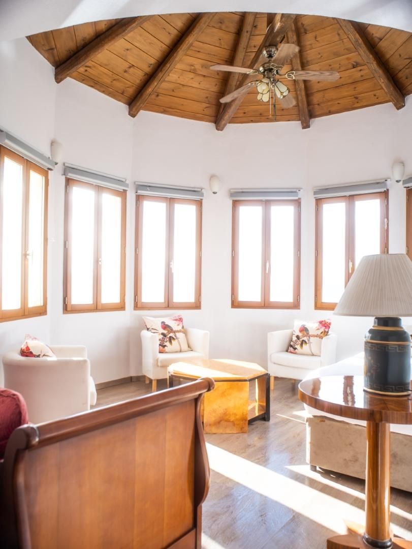 Panoramic Sea and Pool View Family Room