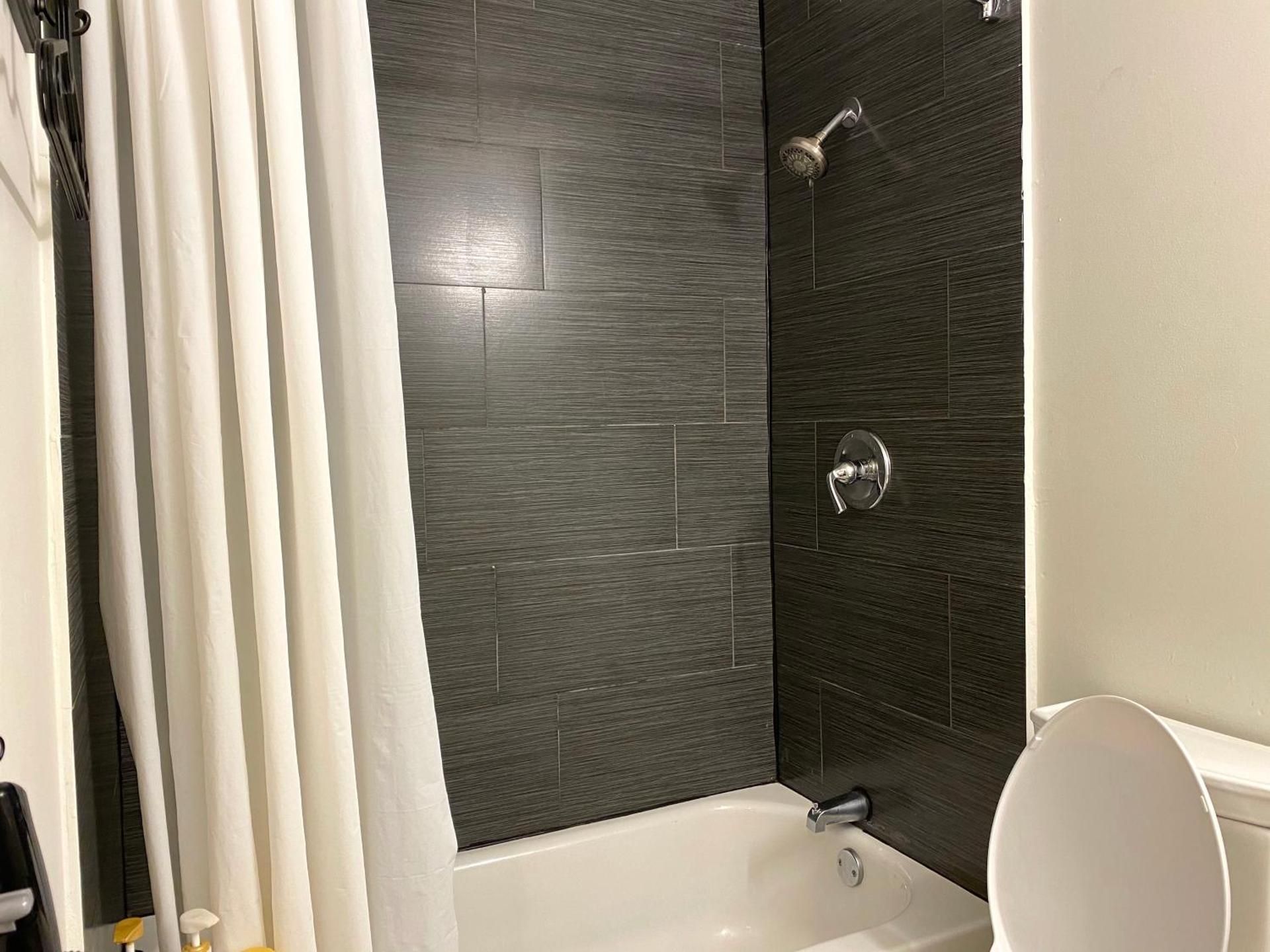 AF Stays - Philadelphia Convention Center Standard Queen Room 9