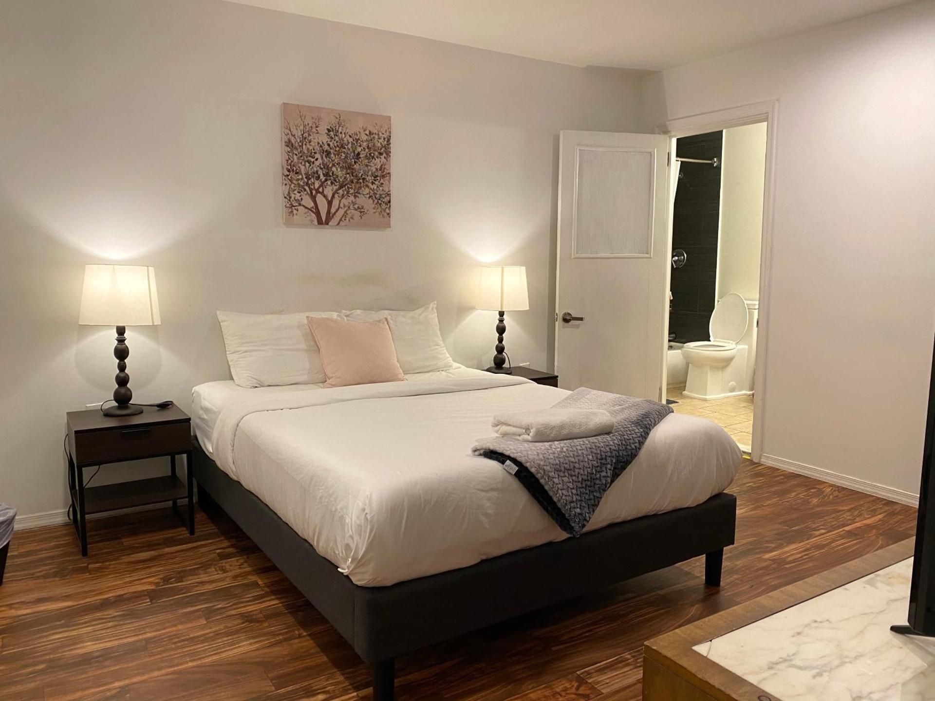 AF Stays - Philadelphia Convention Center Standard Queen Room