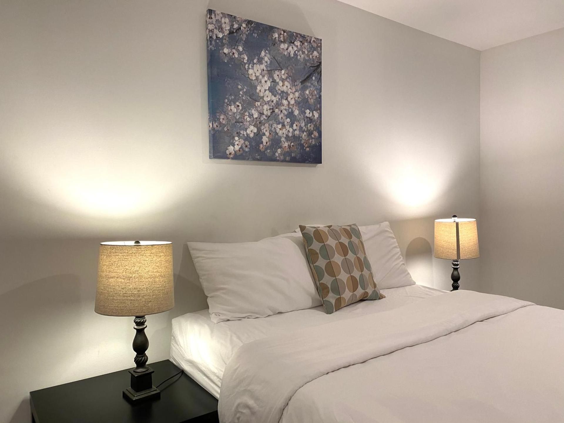 AF Stays - Philadelphia Convention Center Queen Room with Shared Bathroom