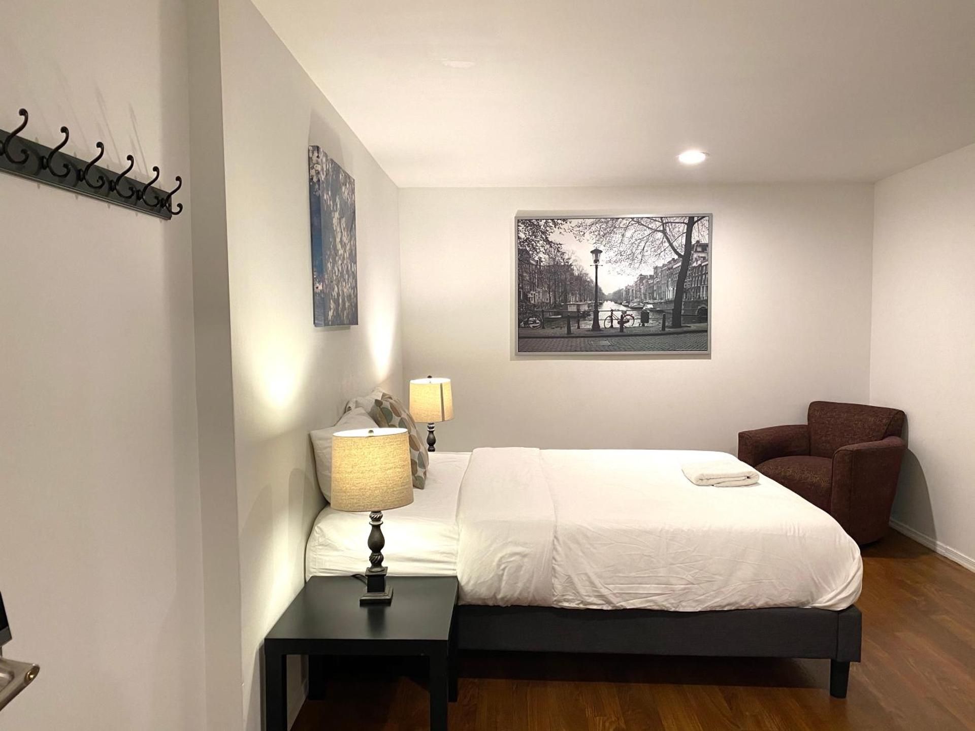 AF Stays - Philadelphia Convention Center Queen Room with Shared Bathroom 16