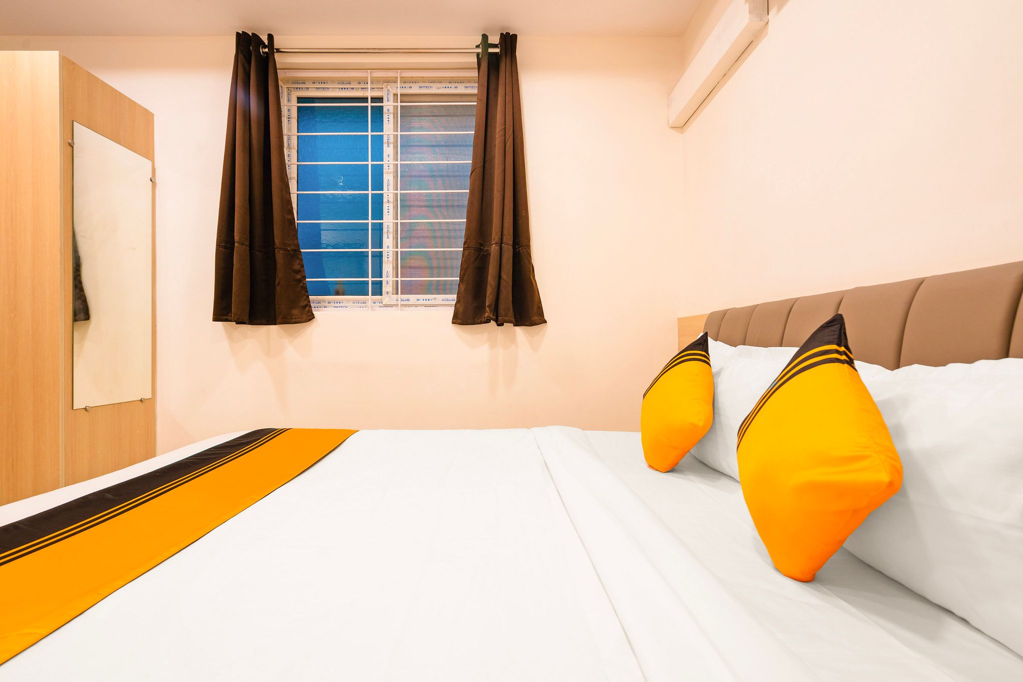 Itsy Hotels Saffron Groves Standard Room 5