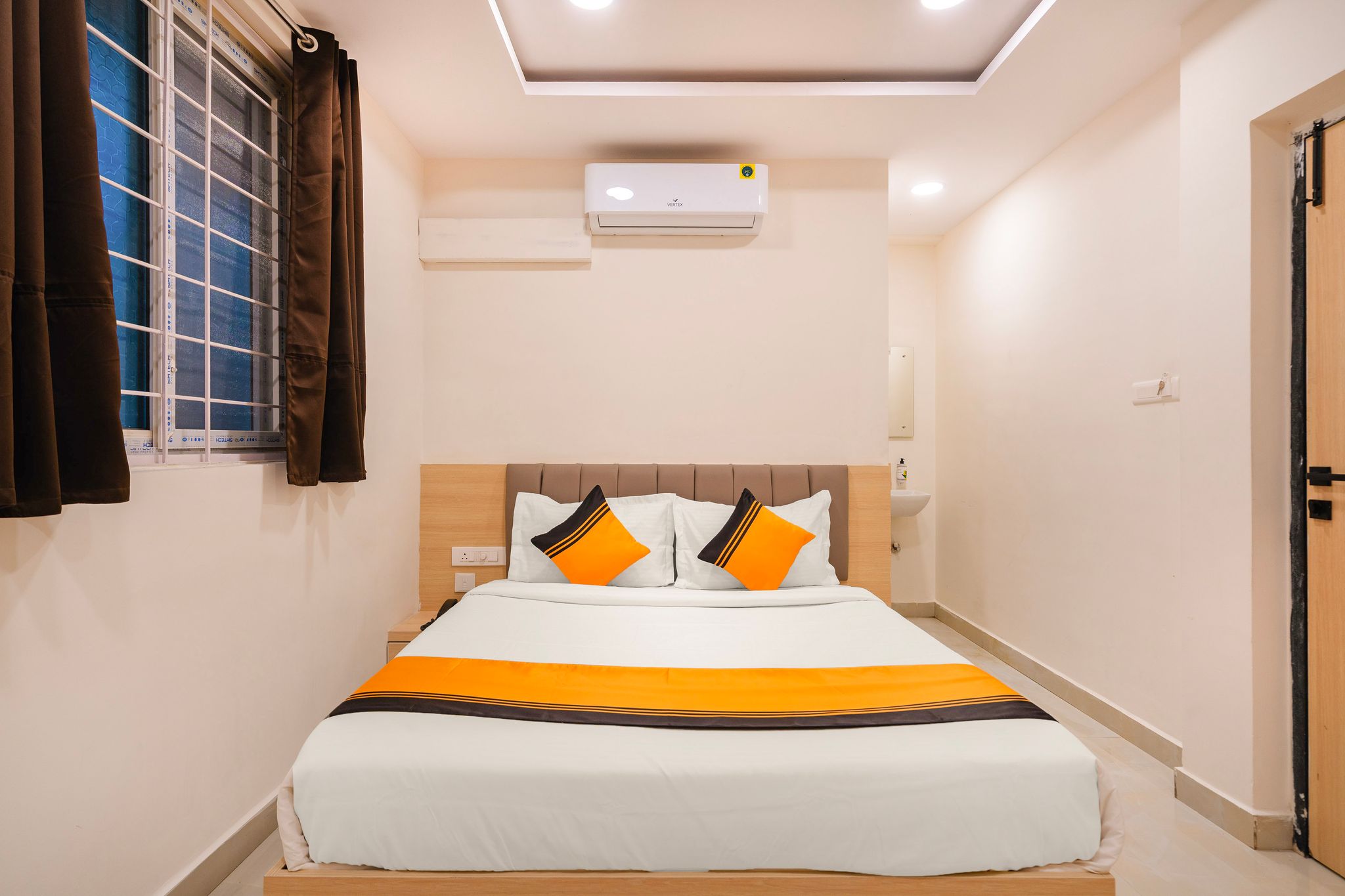 Itsy Hotels Saffron Groves Standard Room 11