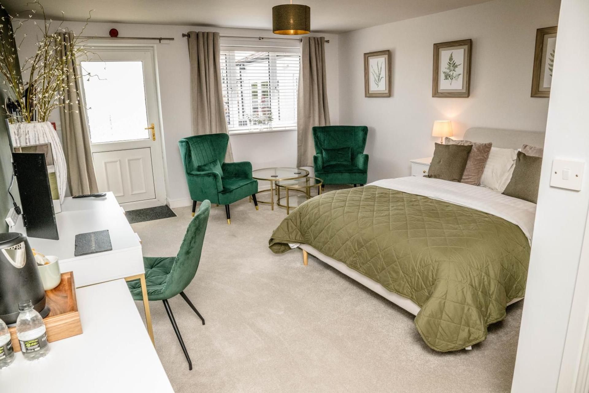The Queen's Head Deluxe King Room