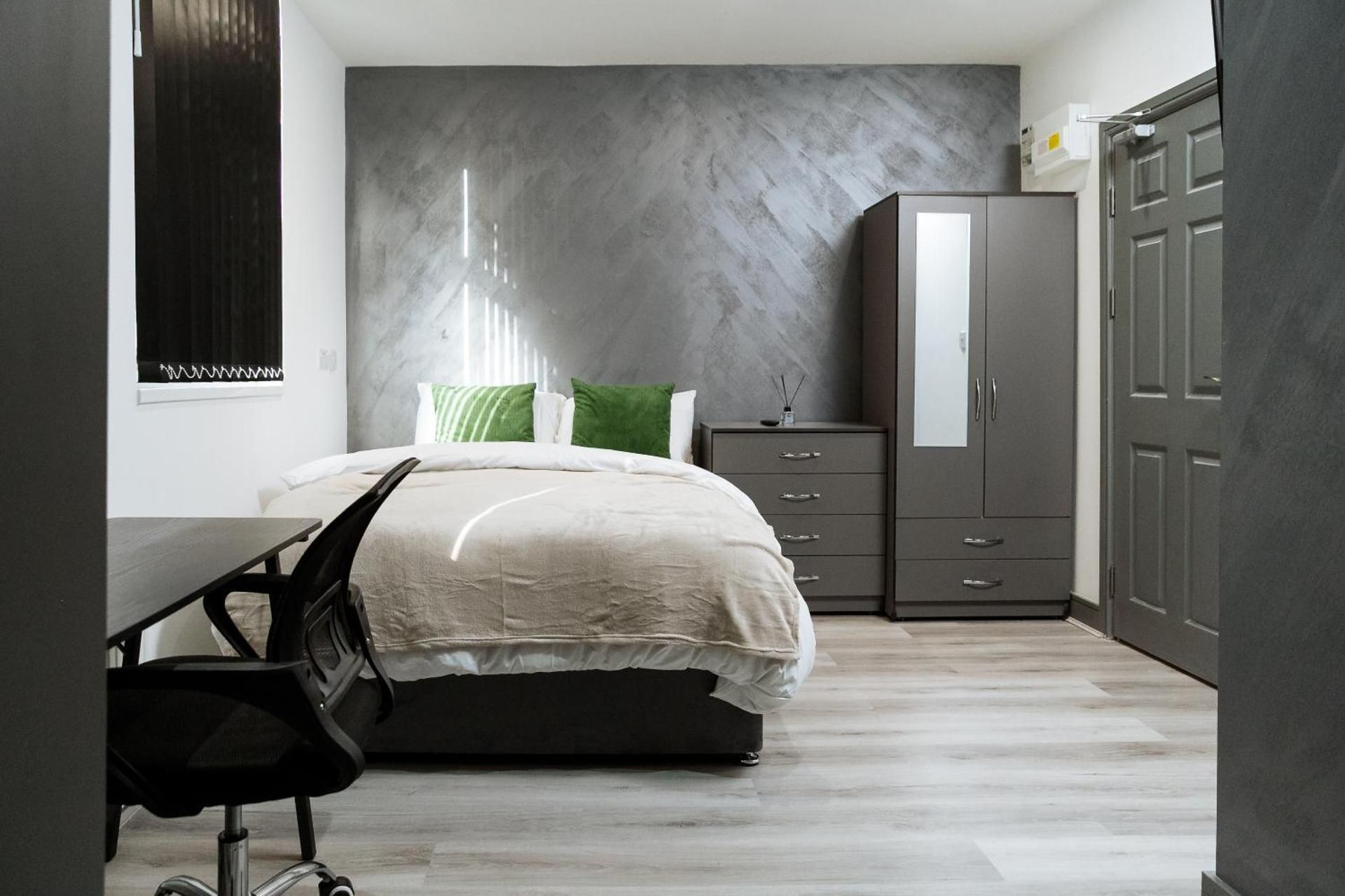 4x Studio Apartments for Contractors, Professionals and Families near Coventry University, City Cent Deluxe Studio