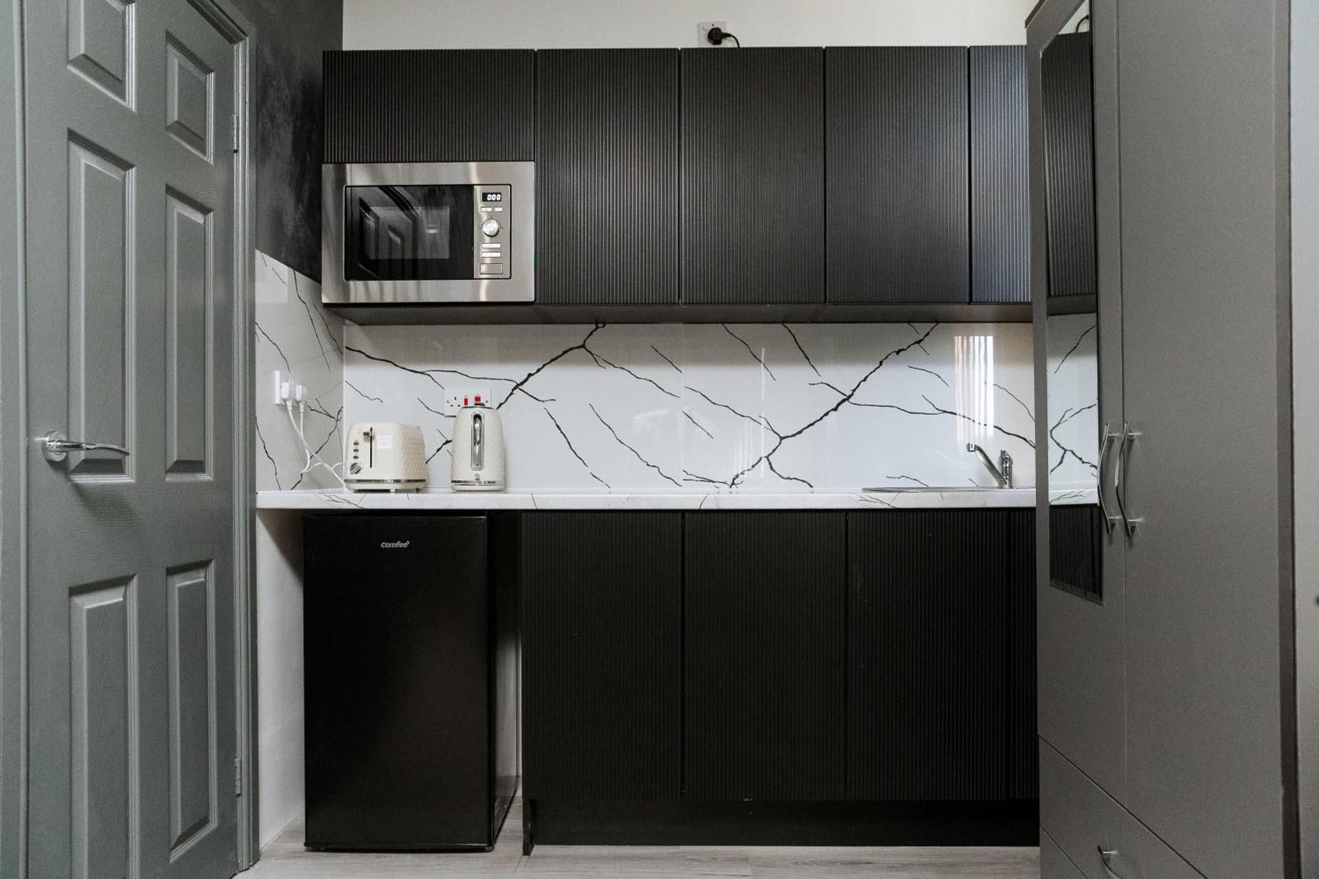 4x Studio Apartments for Contractors, Professionals and Families near Coventry University, City Cent Deluxe Studio 2