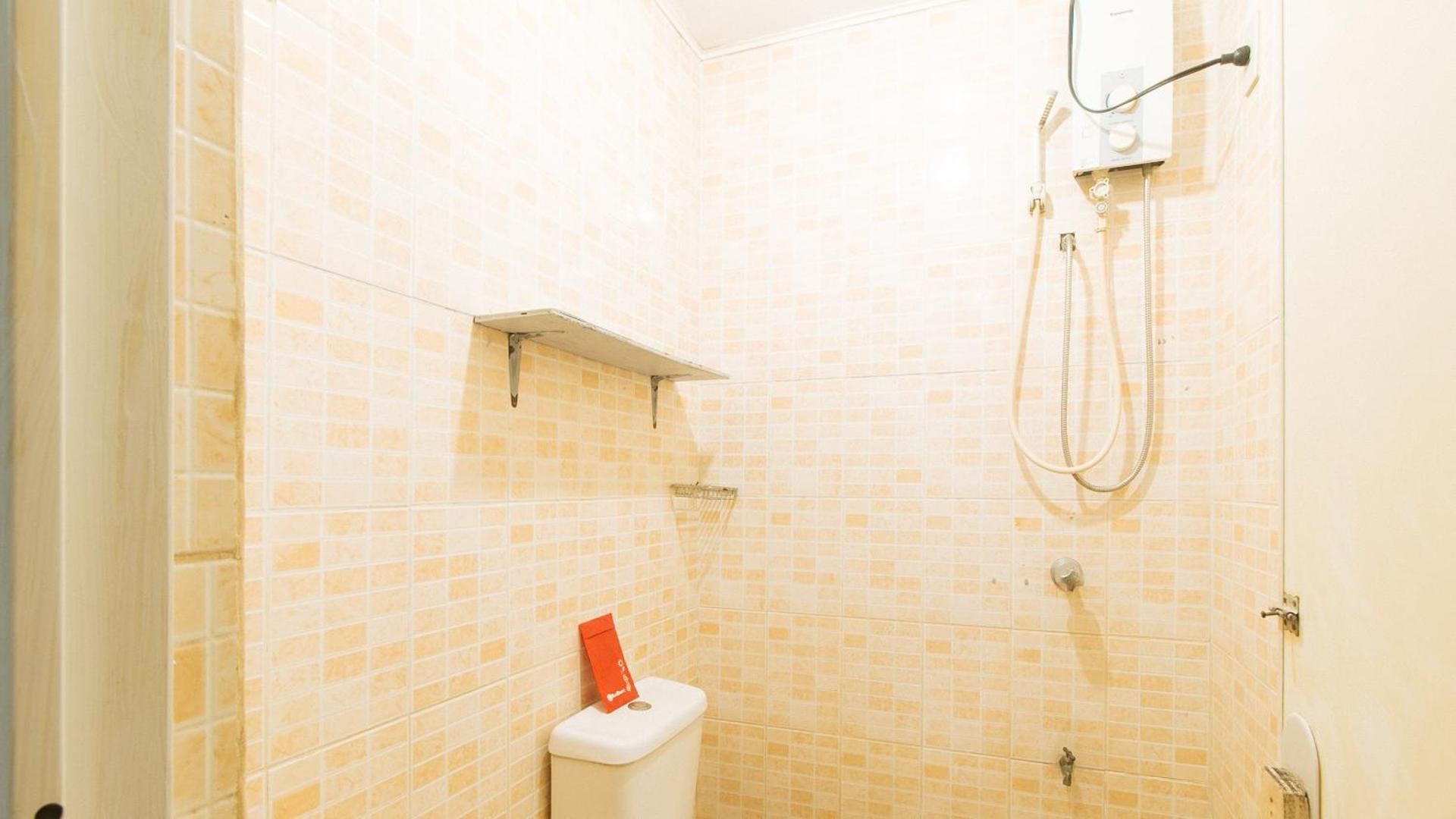 RedDoorz @ The VJour Hotel Angeles Standard Double Room 2