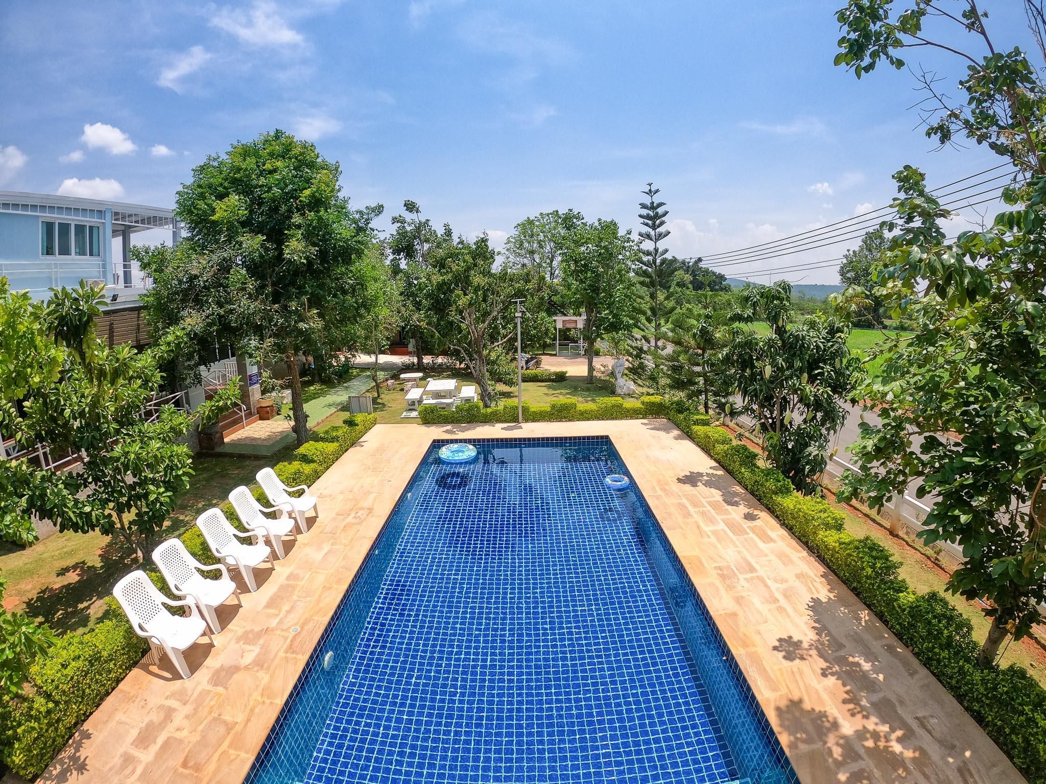 Swimming pool [outdoor]