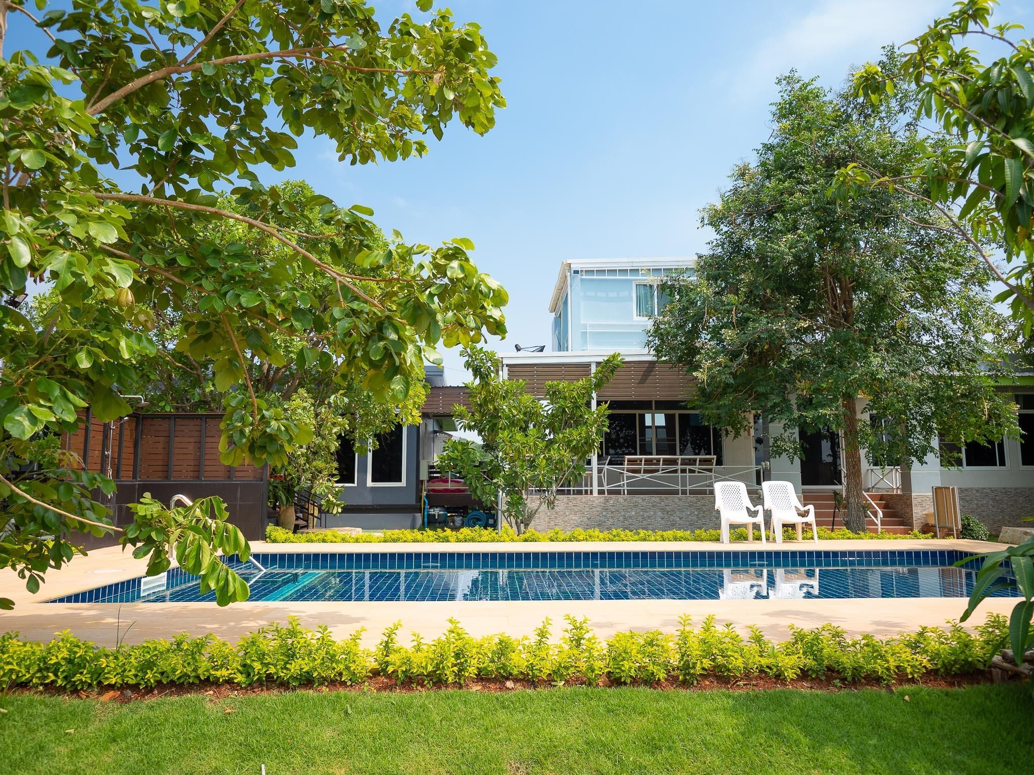 Swimming pool [outdoor]