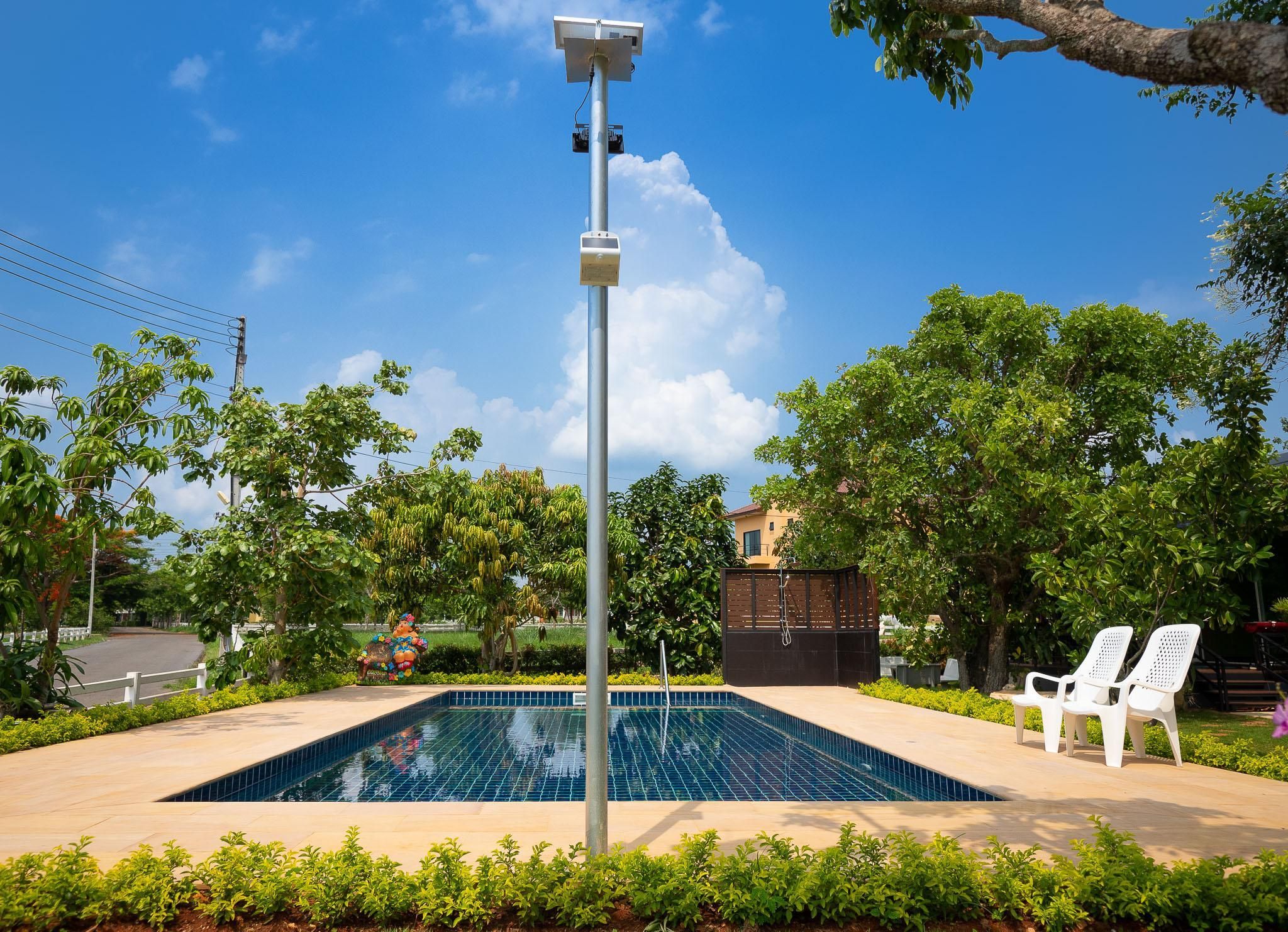 Swimming pool [outdoor]