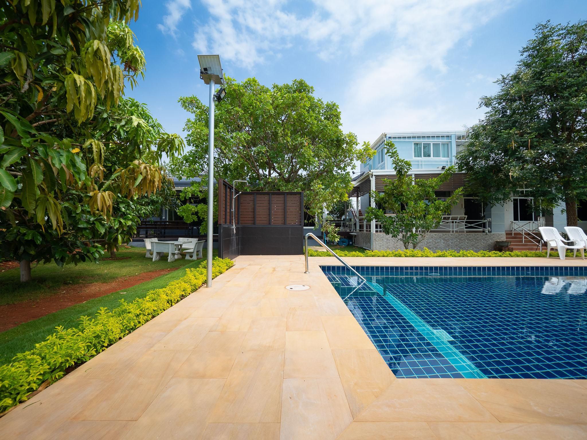 Swimming pool [outdoor]