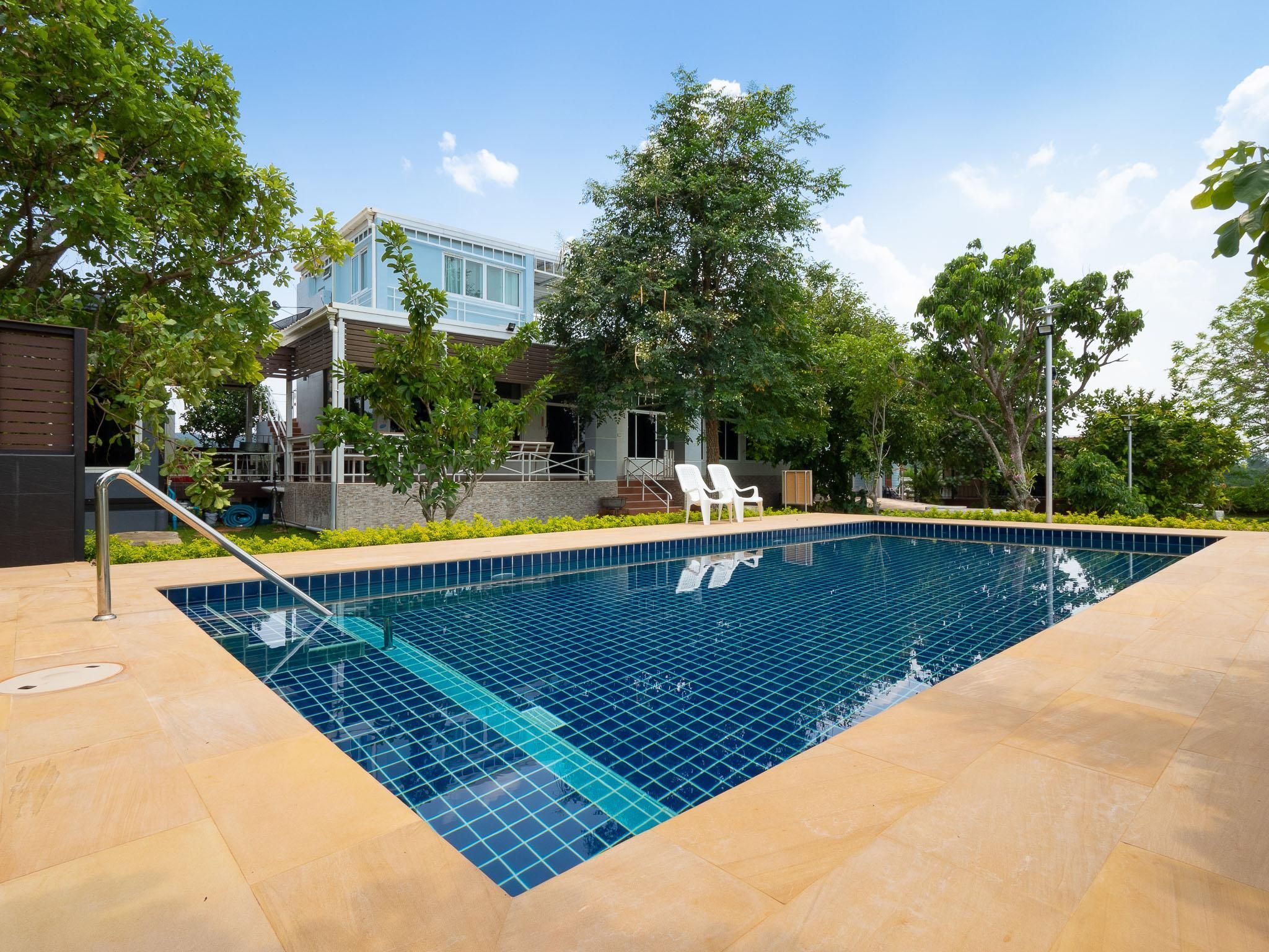 Swimming pool [outdoor]