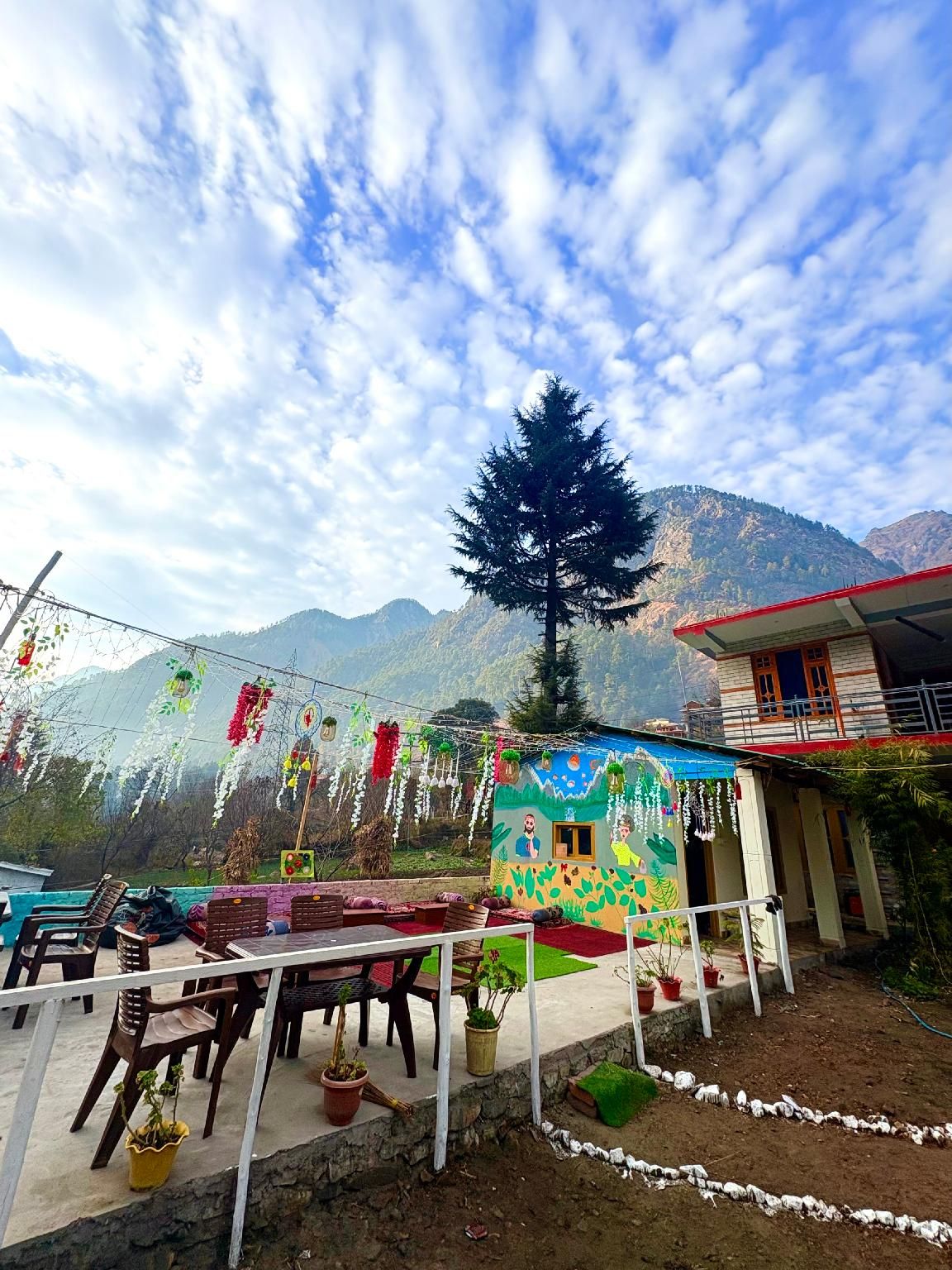 Clovees's Rooms and Cafe