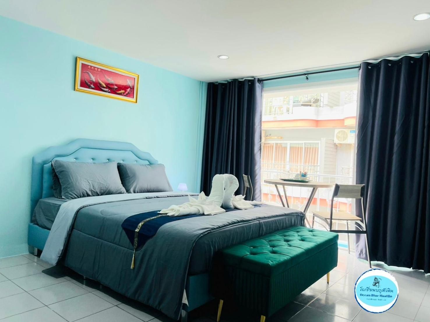 Ocean Blue Huahin Guesthouse Deluxe Double Room with Balcony 6