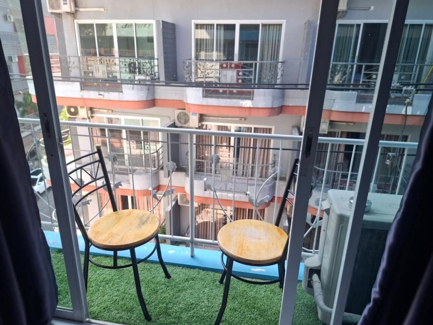 Ocean Blue Huahin Guesthouse Deluxe Double Room with Balcony 8