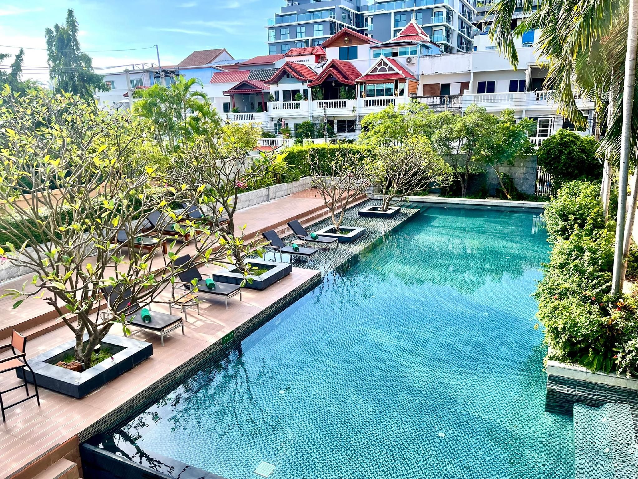 Swimming pool [outdoor]