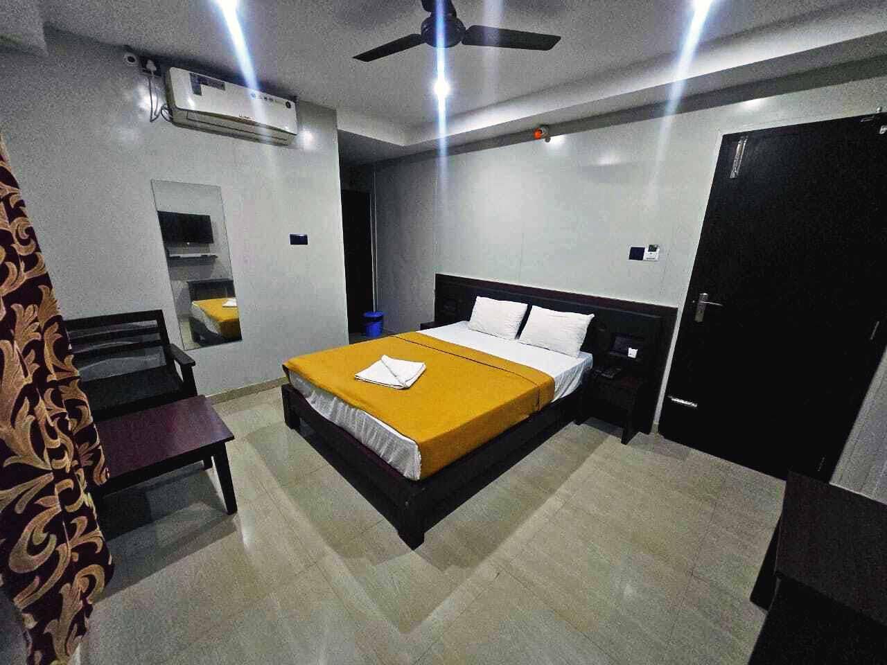 Dwaraka Residency Deluxe Double Room with Air Conditioning 3