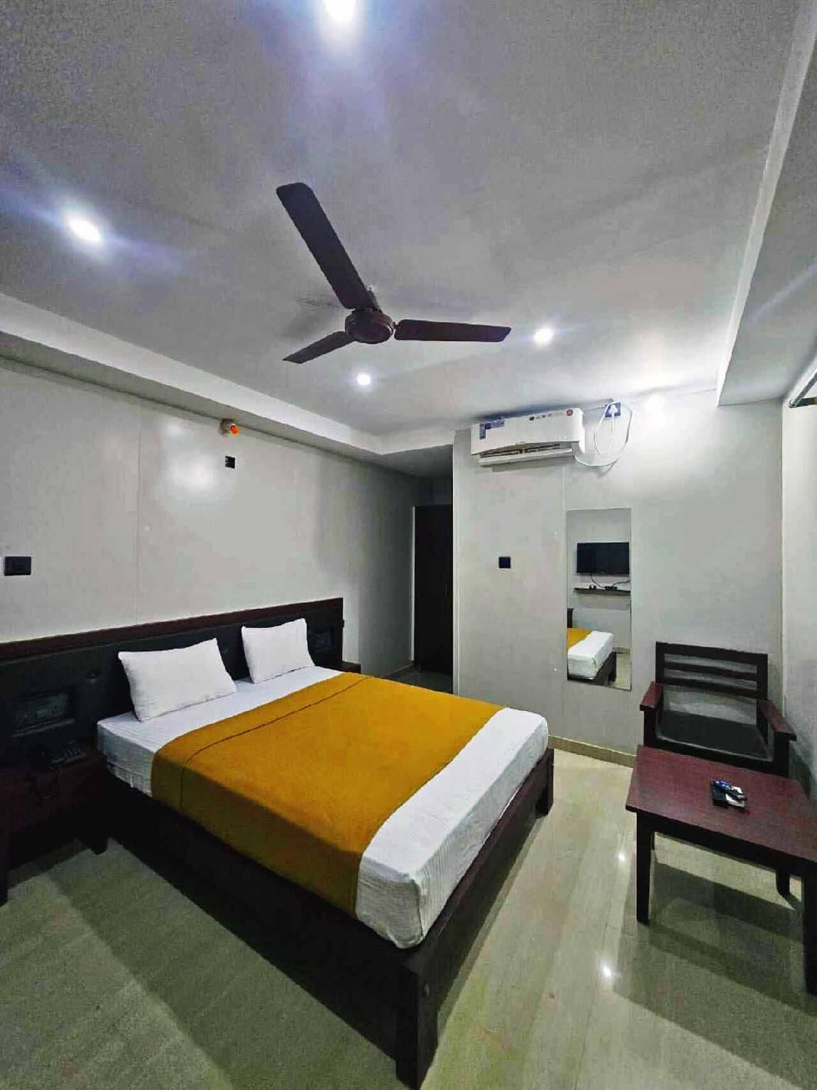 Dwaraka Residency Deluxe Double Room with Air Conditioning
