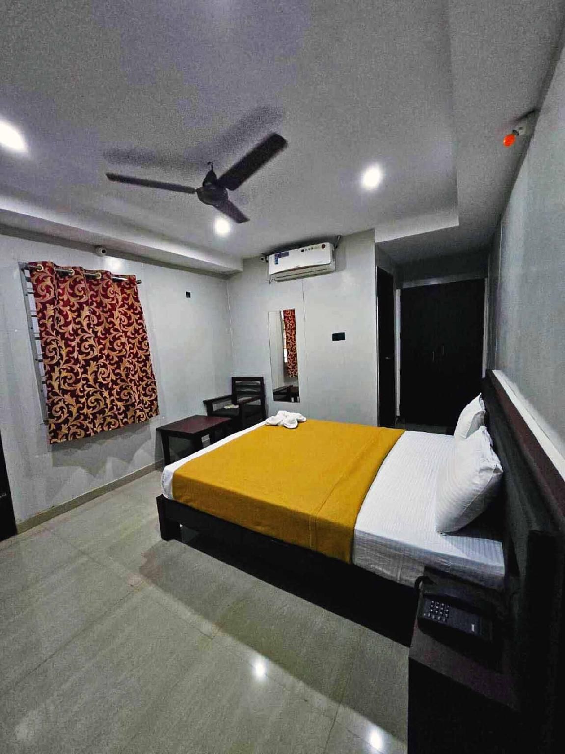 Dwaraka Residency Deluxe Double Room with Air Conditioning 2