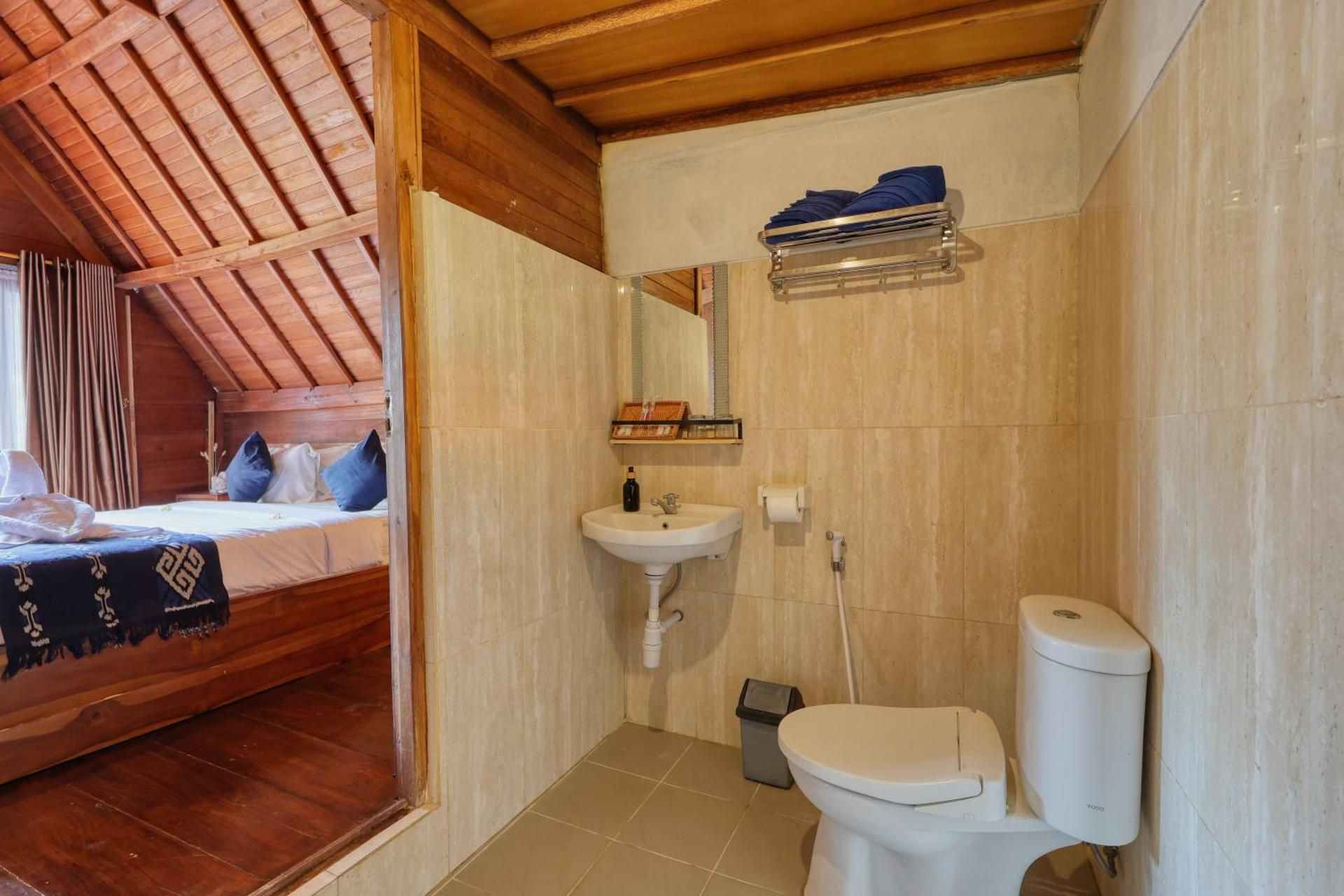 Manyama Bungalow Double Room with Private Bathroom 8